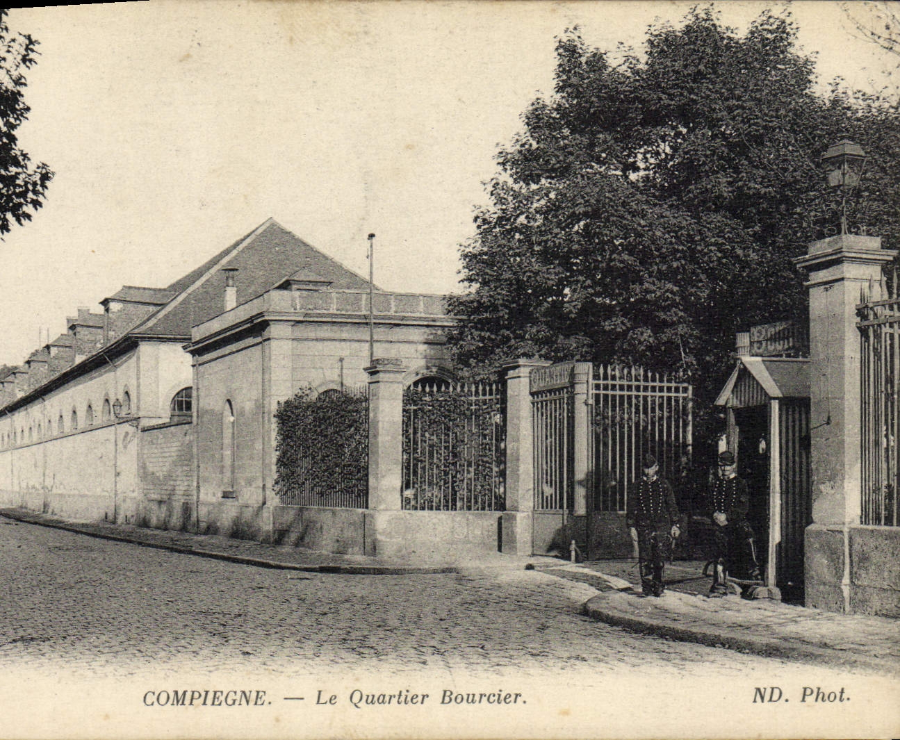 La POSTAL Militaria Compiegne de la VENDIMIA acuartela el districto de Bourcier
