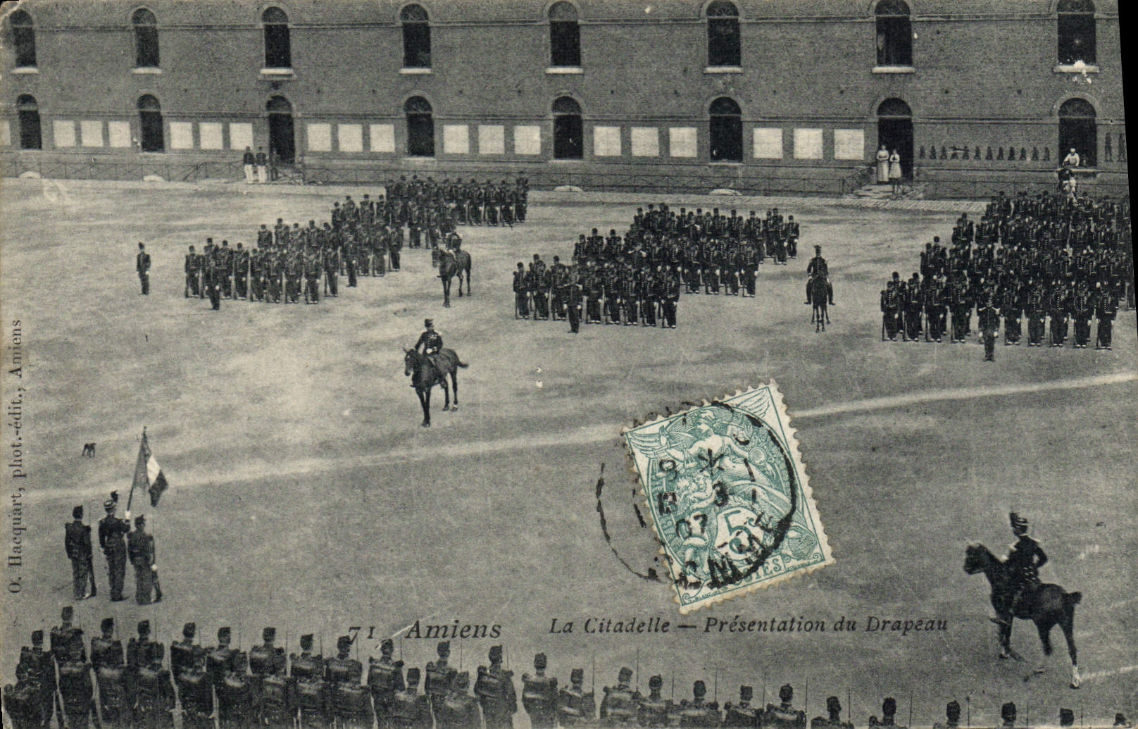 CPA Militaria Caserne Amiens la citadelle Presentation du drapeau Chevaux 