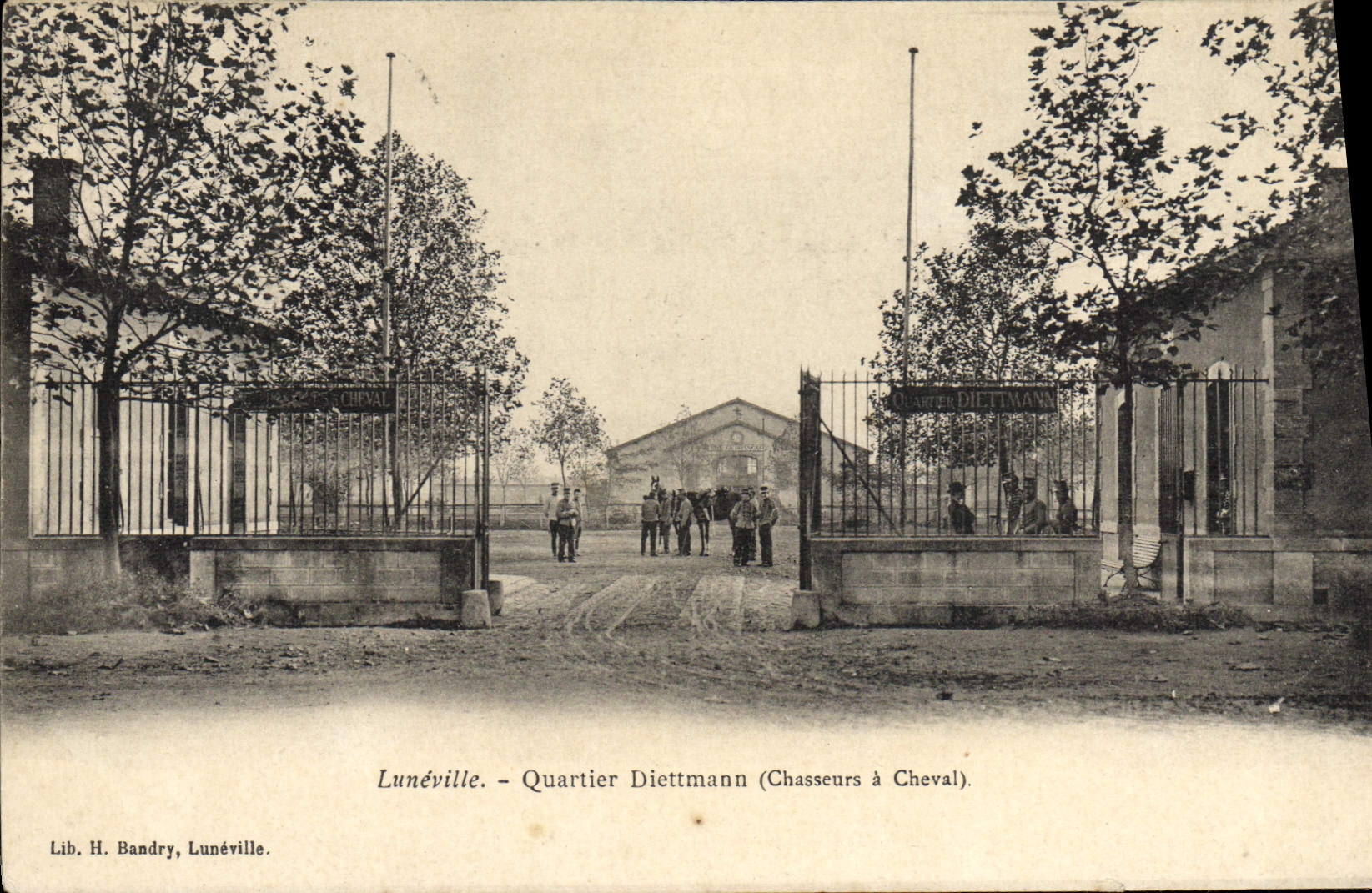 La POSTAL Militaria Caserne Luneville Quartier Dietmann Chasseurs de la VENDIMIA tiene caballo