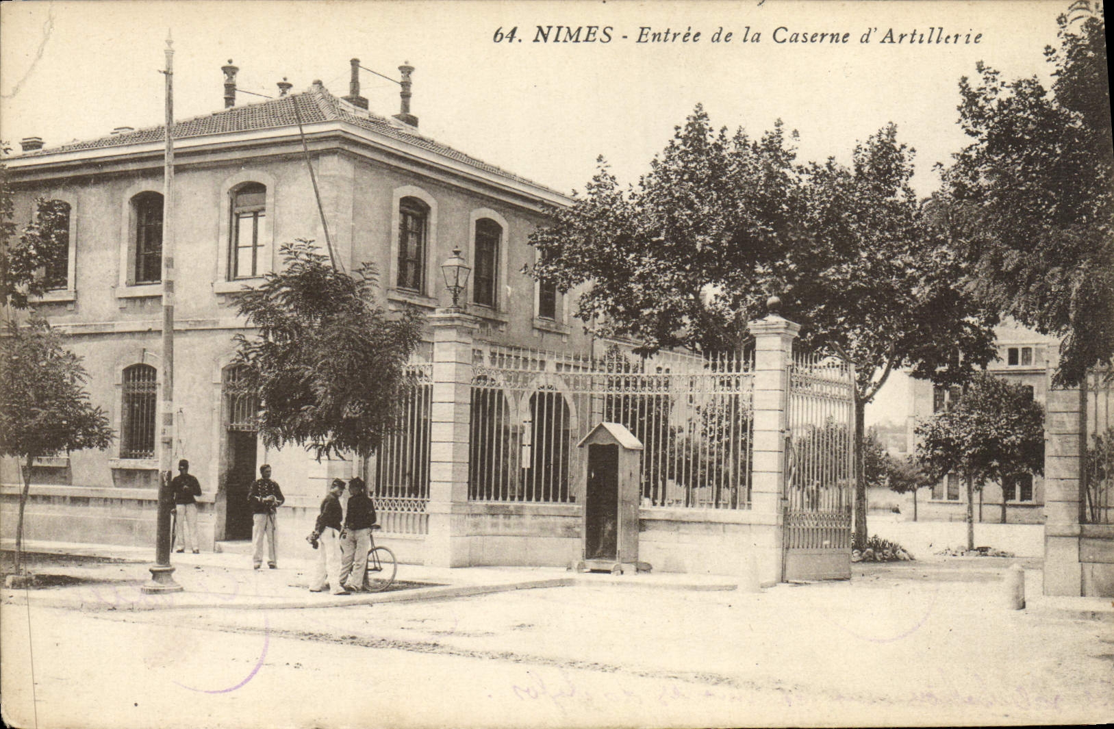 CPA Militaria Caserne Nimes Entree de la caserne d'artillerie