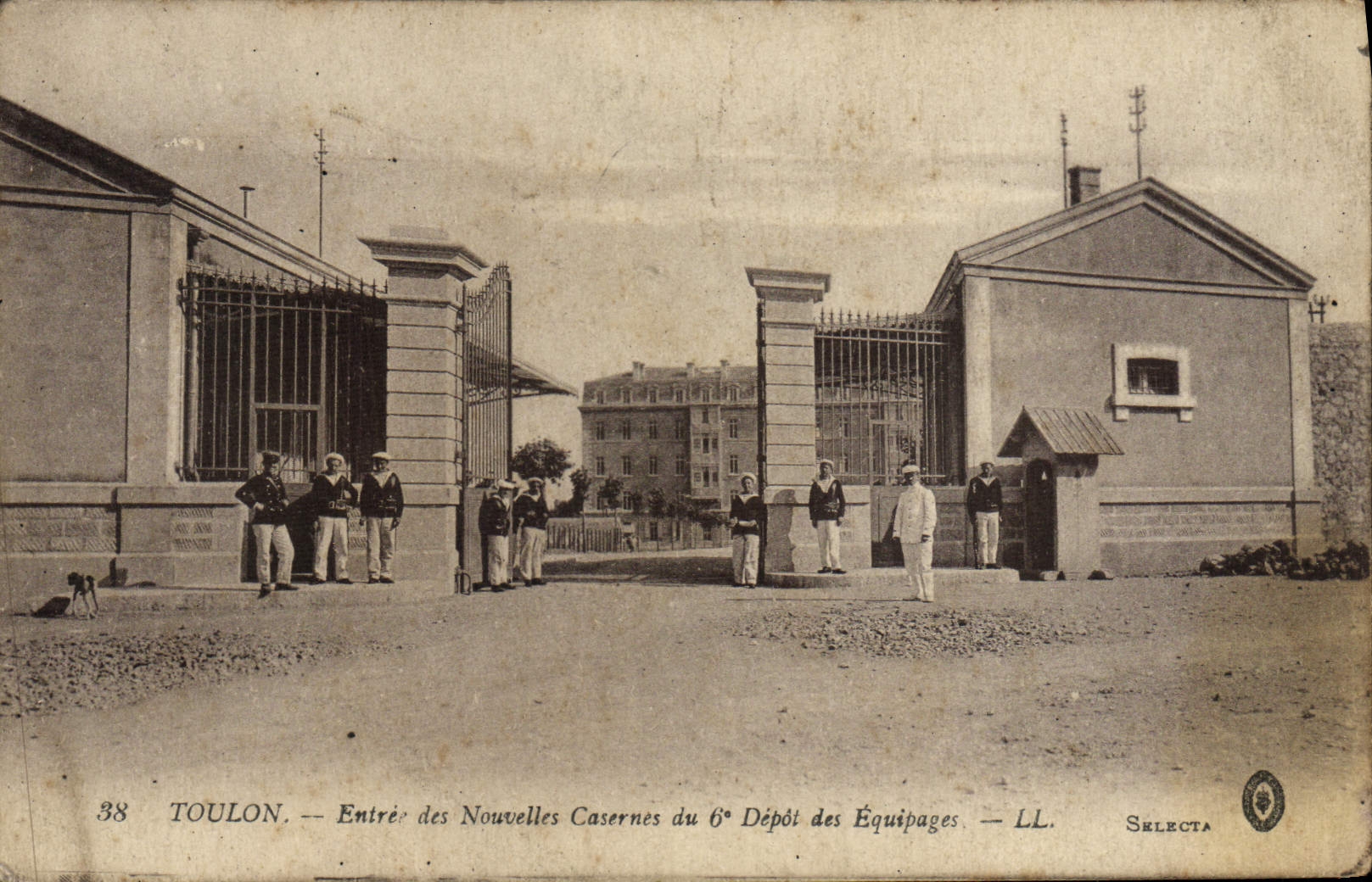 CPA Militaria Caserne Toulon Entree des nouvelles casernes du 6eme depot des equipages