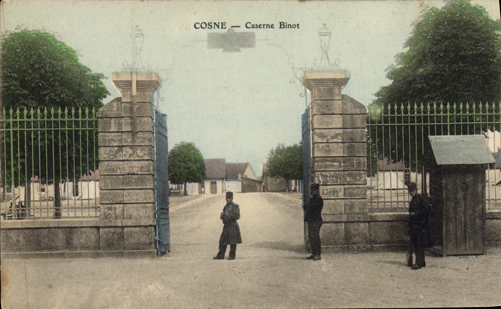 La POSTAL Militaria de la VENDIMIA acuartela los cuarteles de Cosne Binot