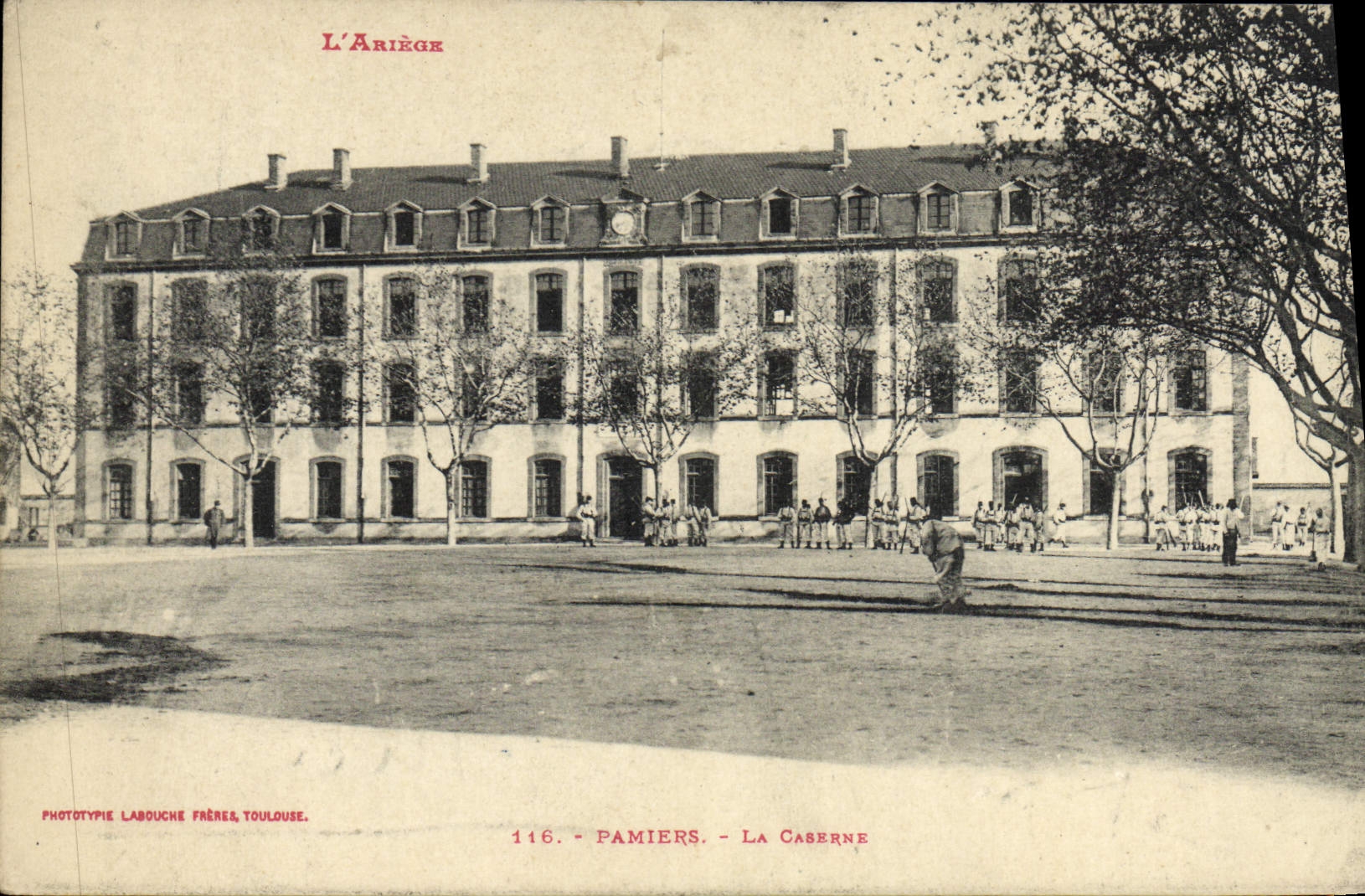 La POSTAL Militaria Pamiers de la VENDIMIA acuartela los cuarteles