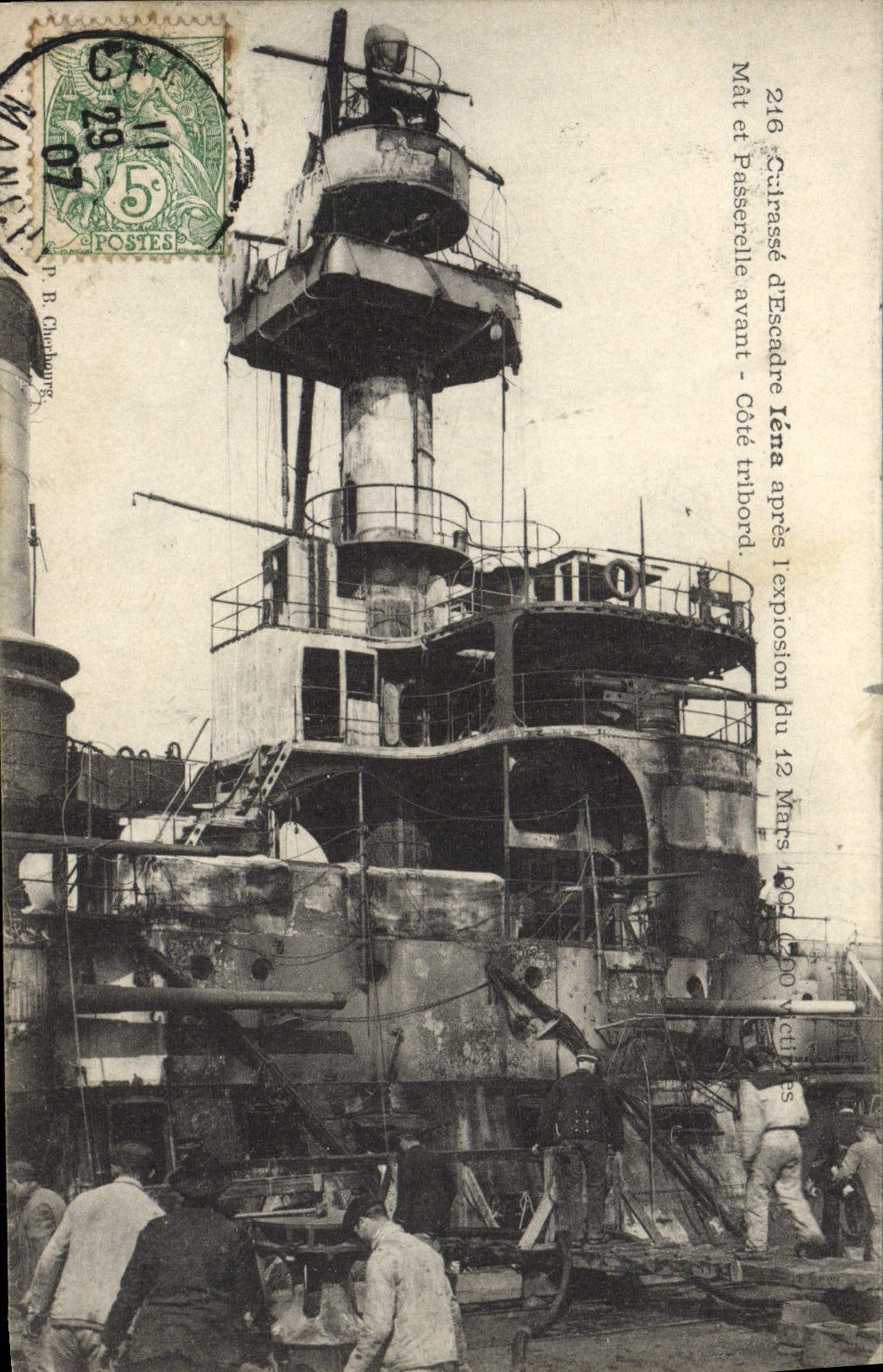 CPA Bateau de guerre Iena Cuirasse d'escadre apres l'explosion Mat et passerelle avant Cote tribord 