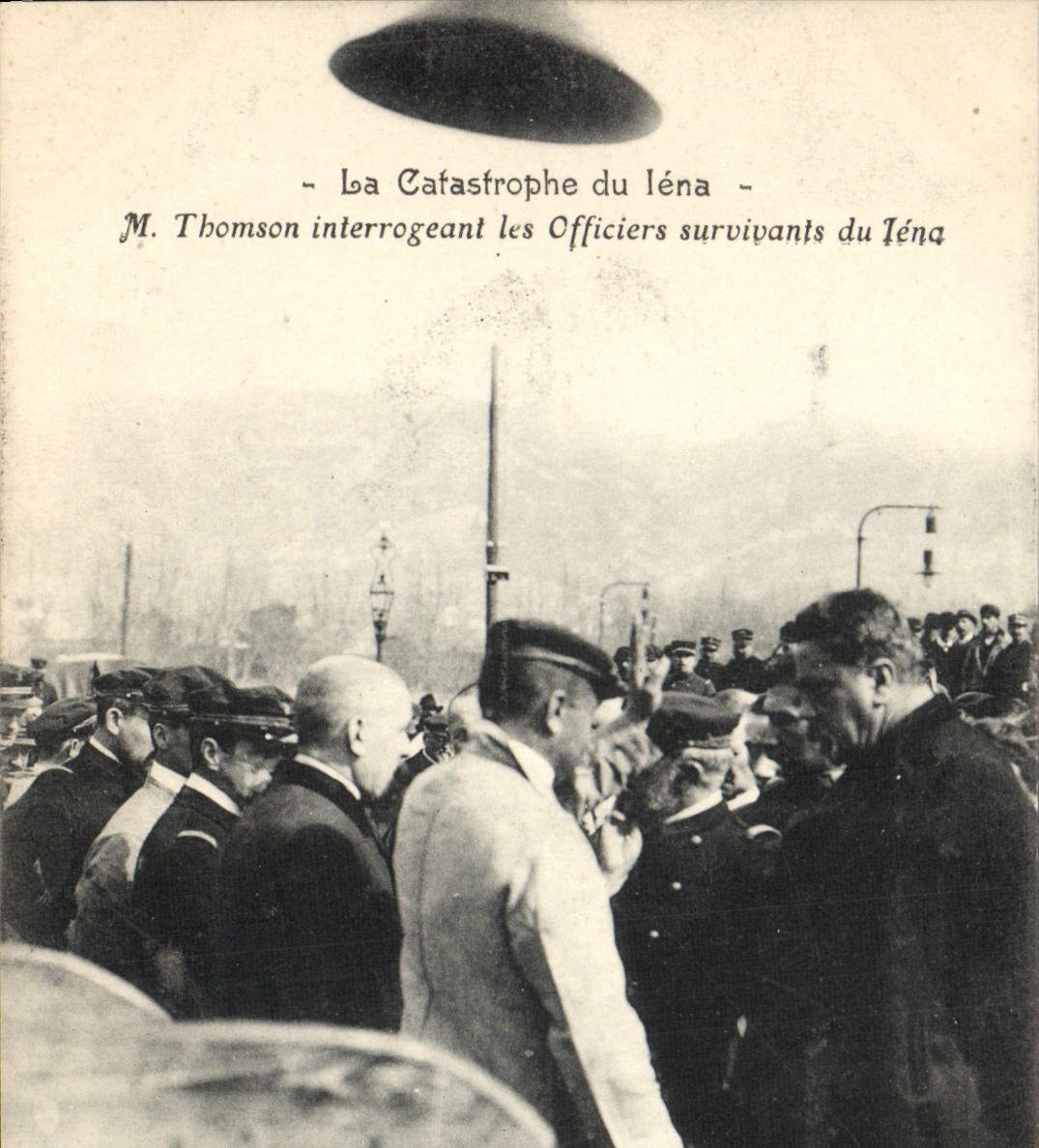 CPA Bateau de guerre la catastrophe du Iena M Thomson interrogeant les officiers survivants du Iena 