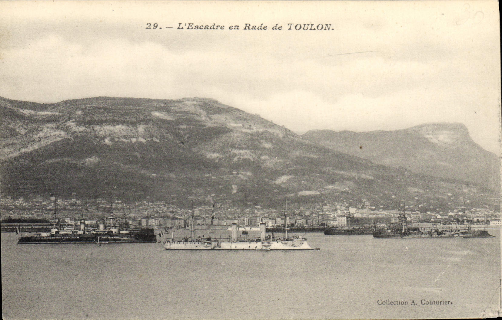 CPA Bateau de guerre L'escadre en rade de toulon 