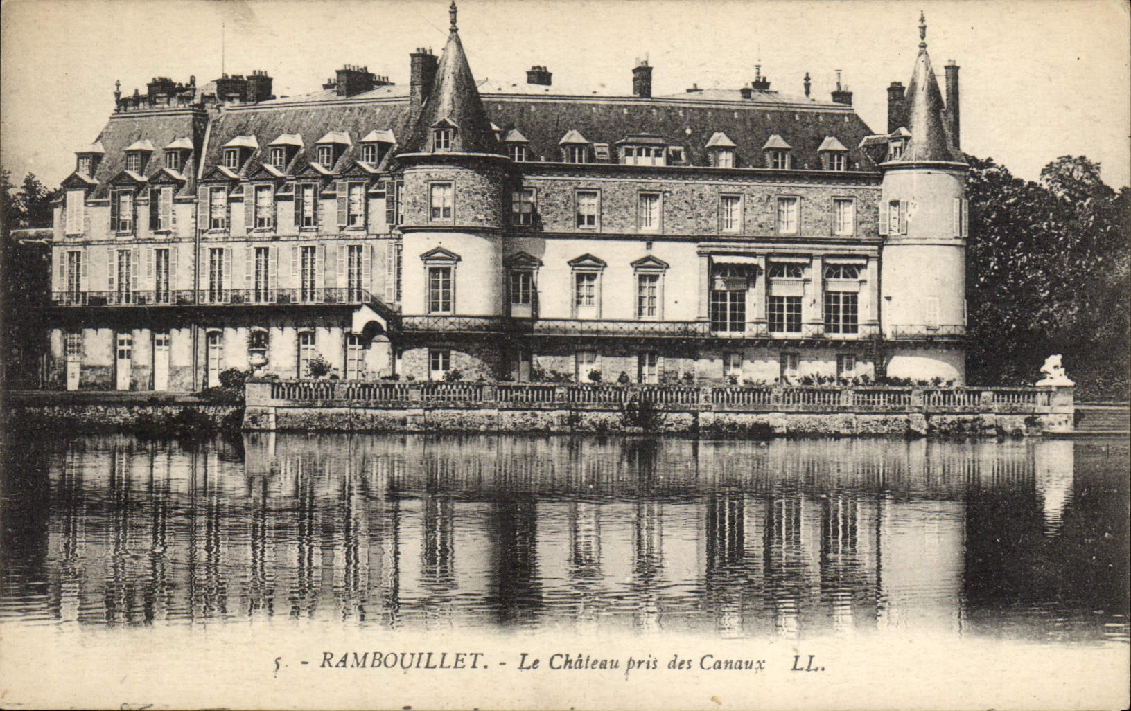 CPA Rambouillet Le Chateau pris des Canaux