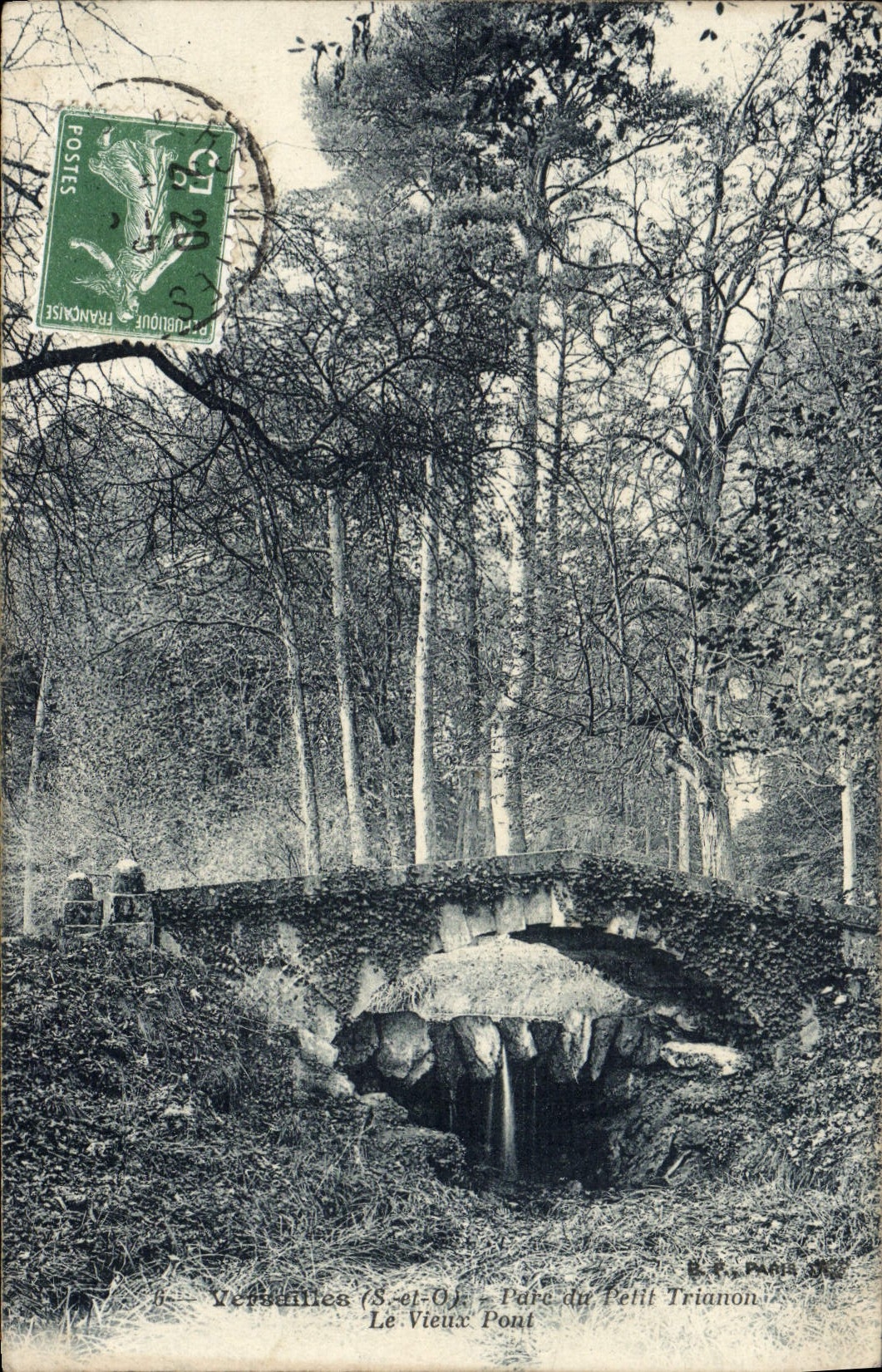 VINTAGE POSTCARD Versailles Park of small Trianon the old bridge