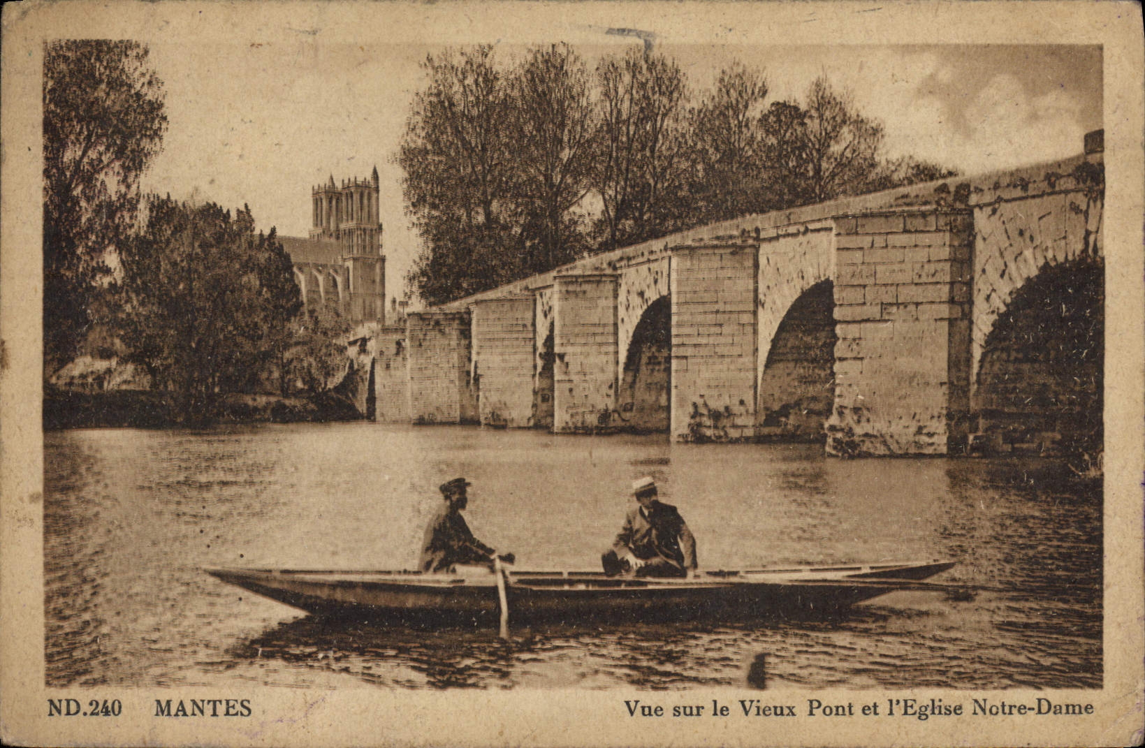 CPA Mantes Vue Sur le Vieux Pont et L'Eglise Notre Dame