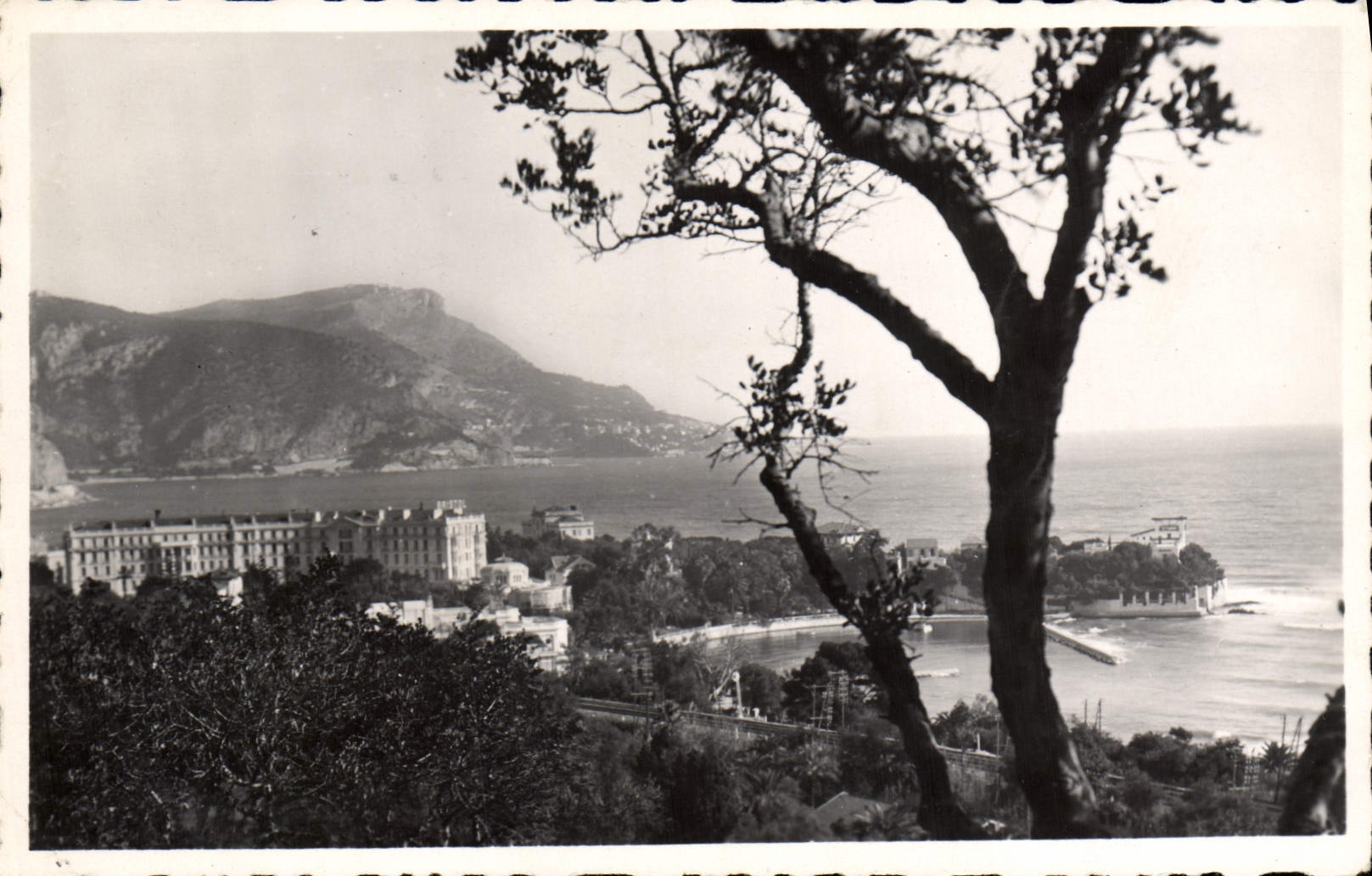 CPM Beaulieu sur Mer Vue sur la cote et Tete de chien