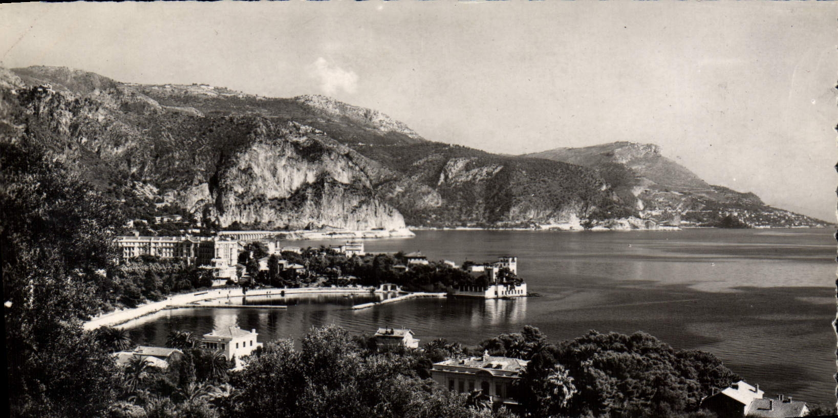 MODERN CARD Beaulieu on Sea the point of Formica and the head of dog