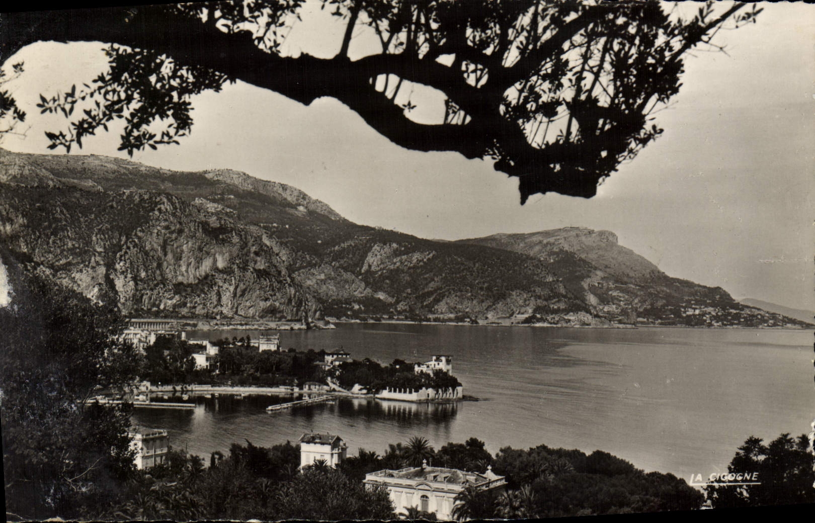 CPM Beaulieu sur Mer Pointe des Fourmis et Villa Kerylos Au fond La baie d'Eze