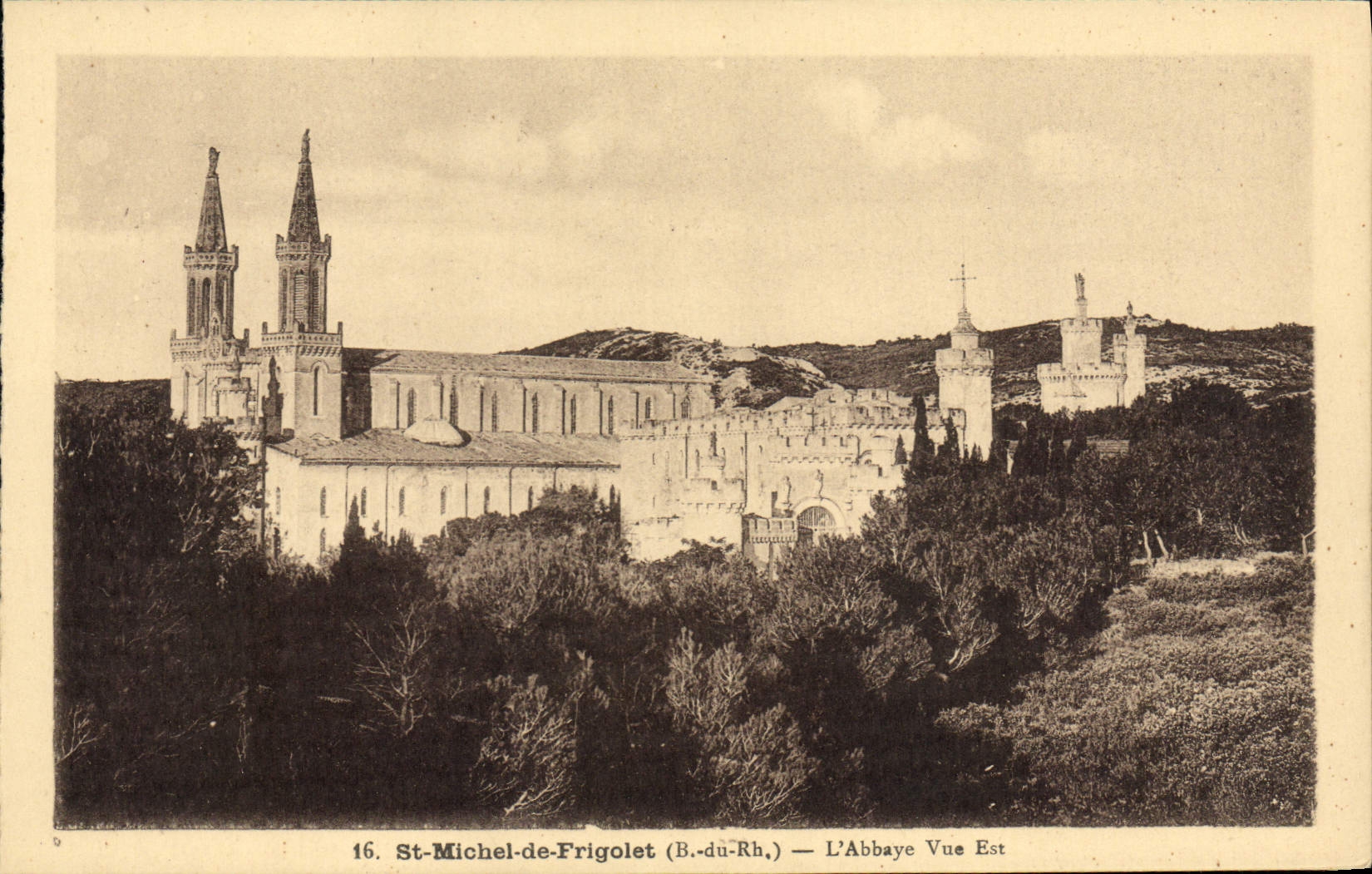 CPA St Michel de Frigolet L'Abbaye Vue Est
