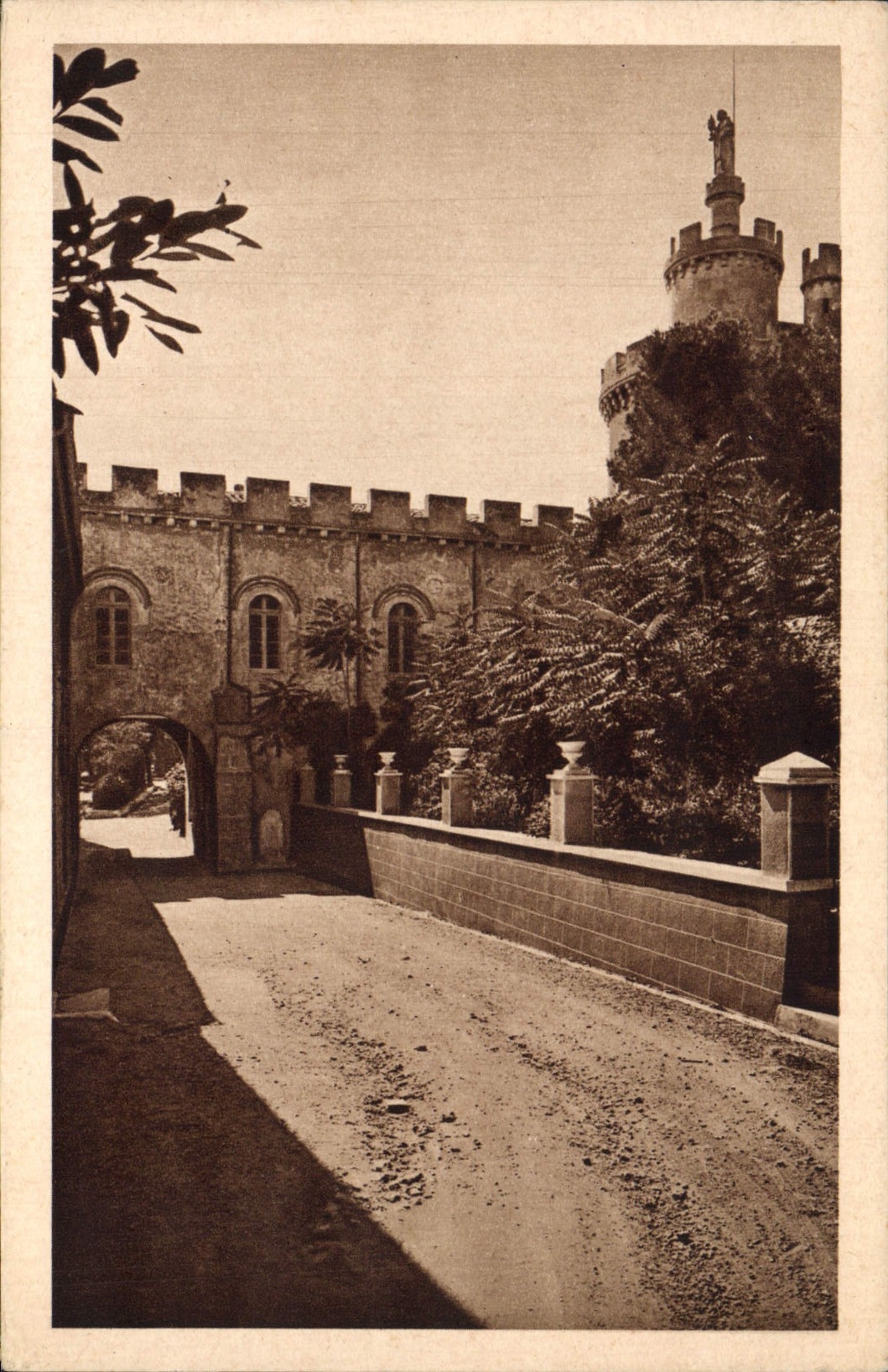 CPA St Michel de Frigolet Tours Saint Norbert et Saint Augustin Arceau conduisant a l'eglise abbatiale