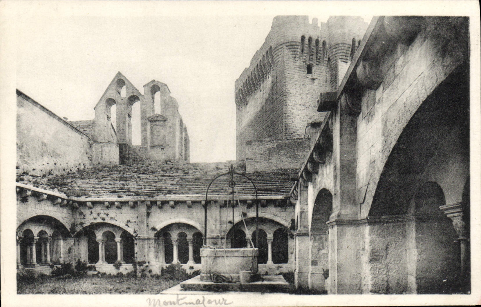 CPA Montmajour Cour du cloitre Clocher 14eme et tour 13eme