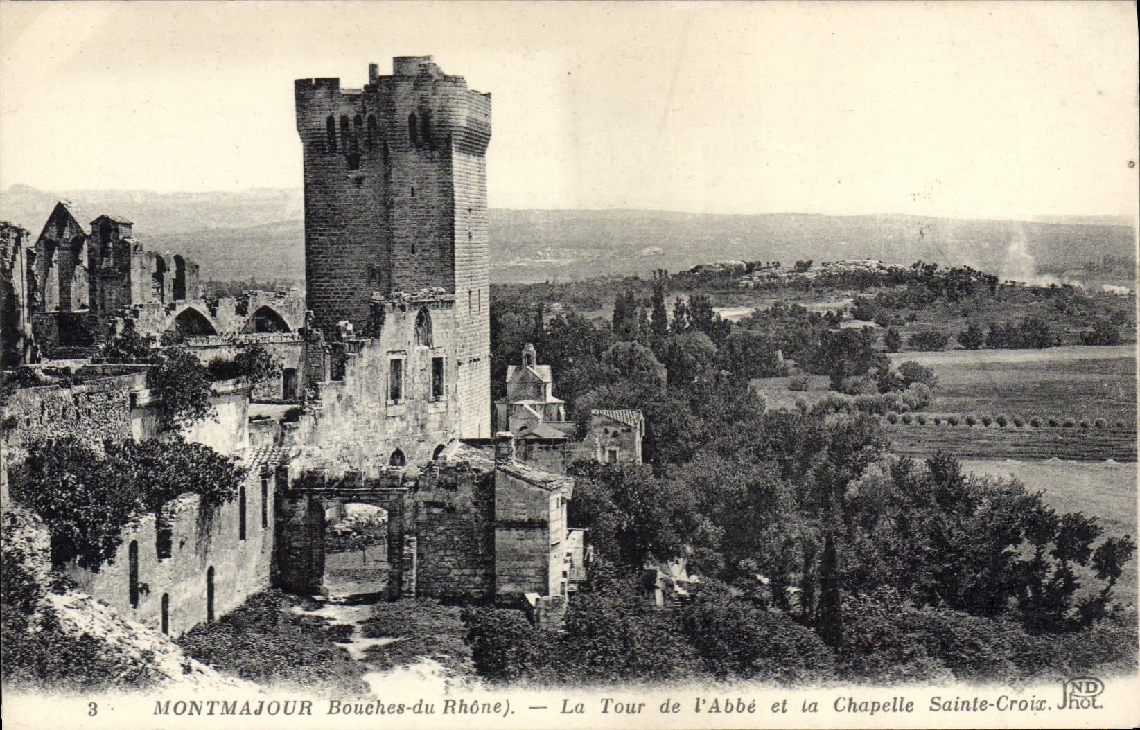 CPA Montmajour La Tour de L'Abbe et la Chapelle Saint Croix 