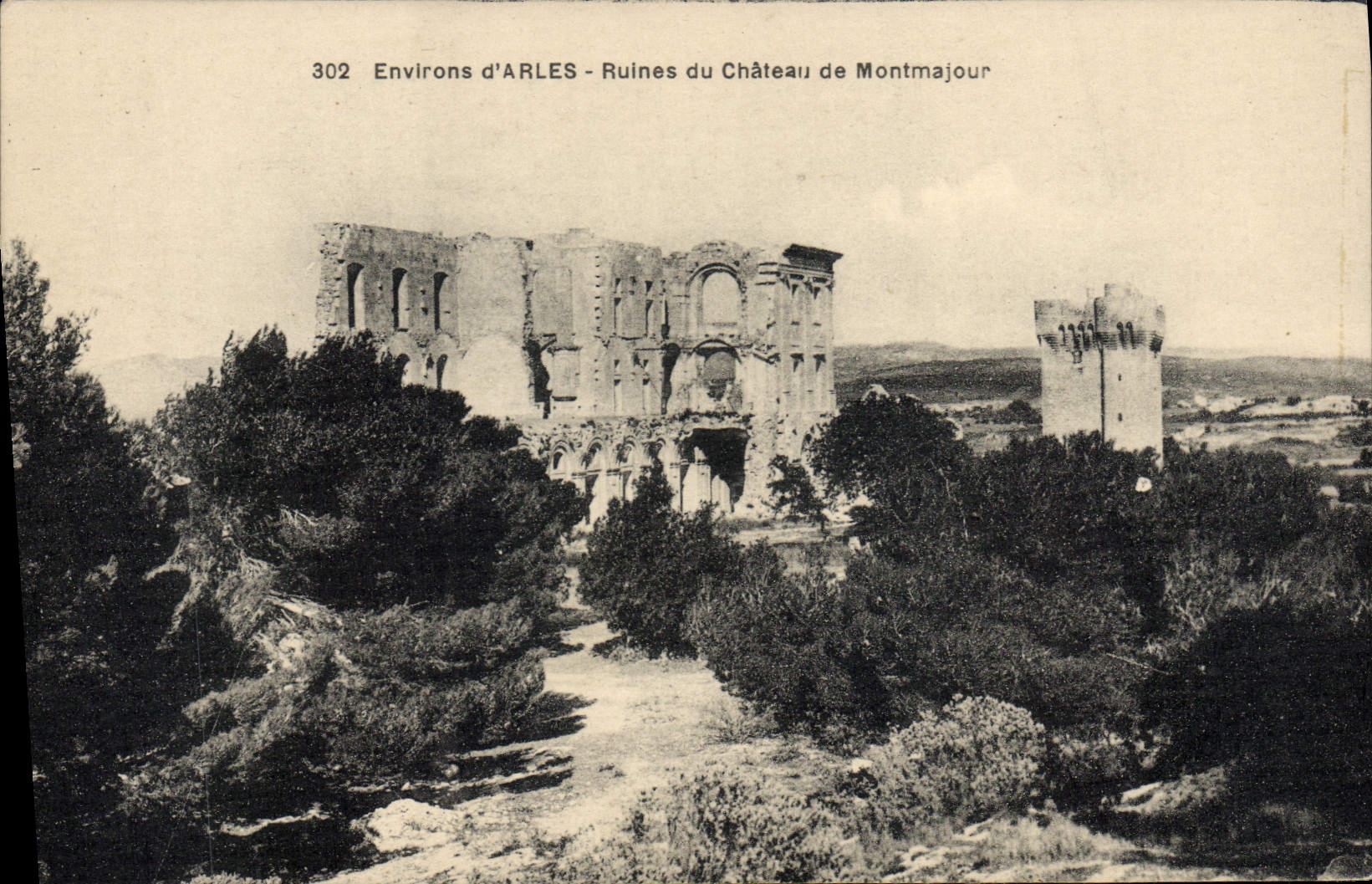 CPA Environs d'Arles Ruines du Chateau de Montmajour