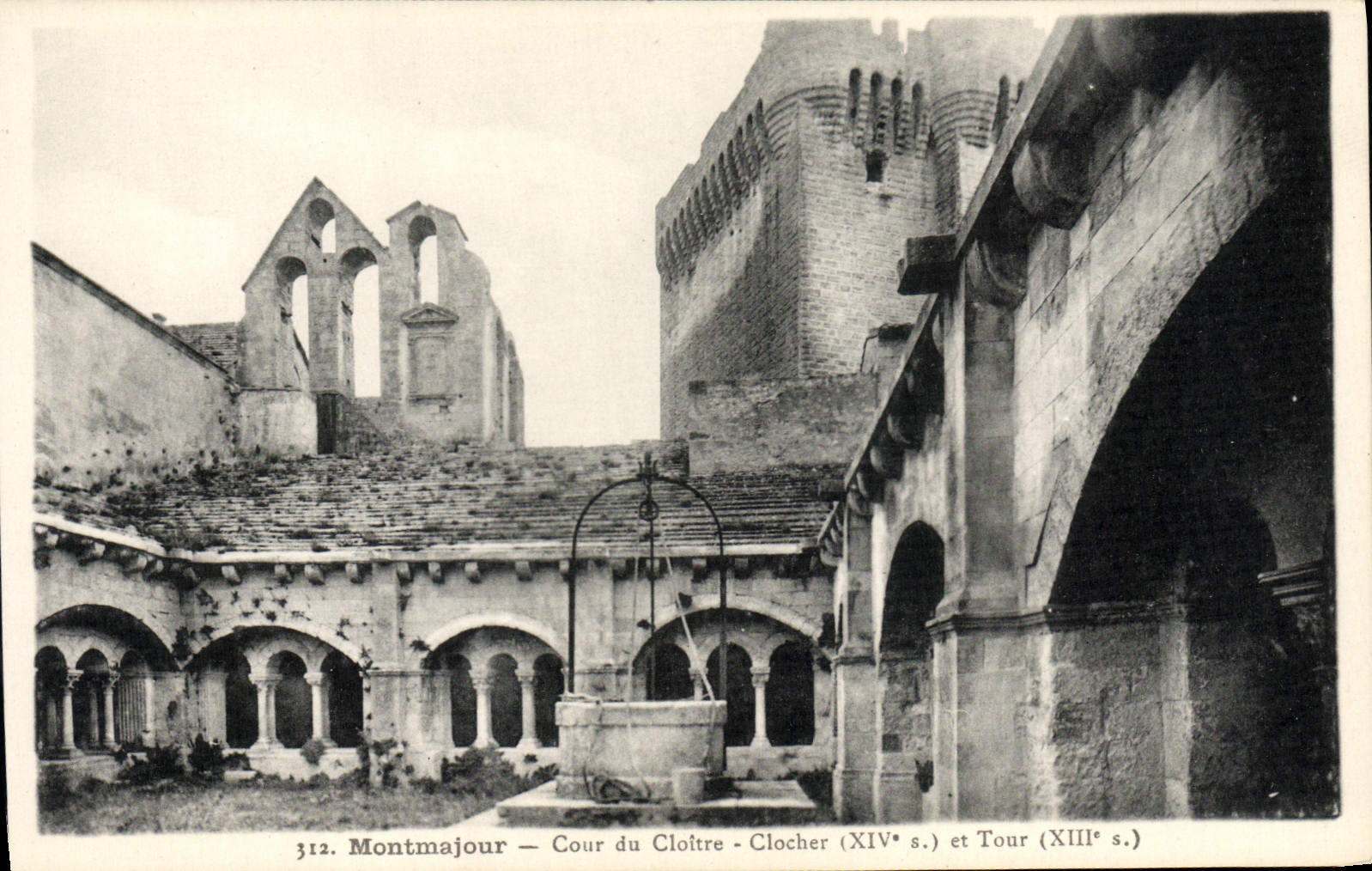 CPA Montmajour Cour du cloitre Clocher et tour