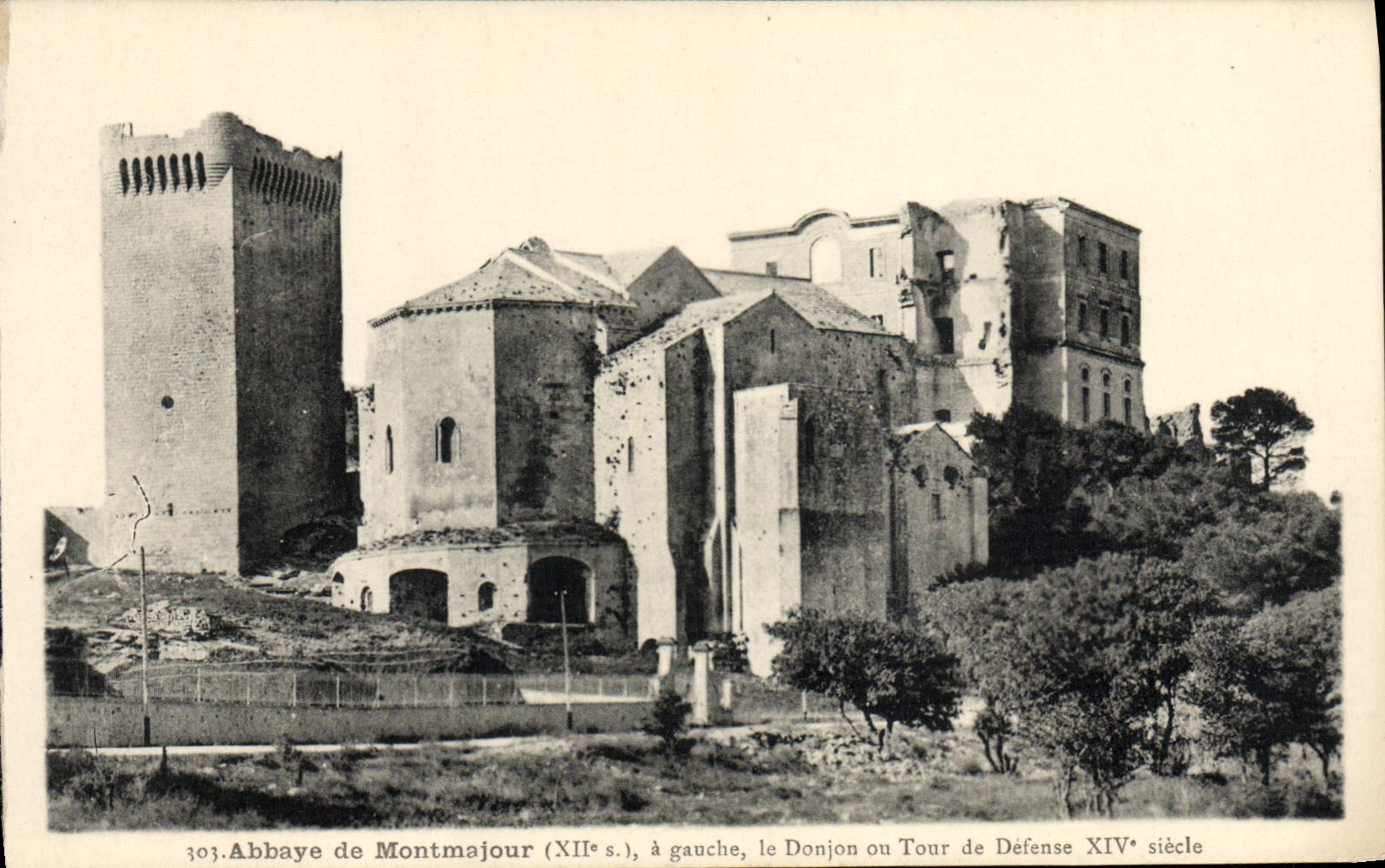 CPA Montmajour Abbaye Donjon ou tour de defense