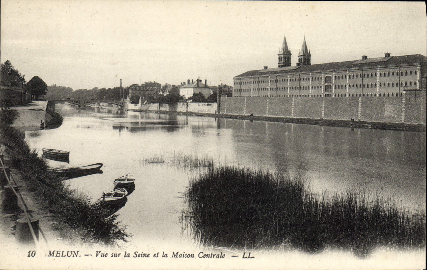 Prisión de Melun de la POSTAL de la VENDIMIA vista en el Seine y la casa central