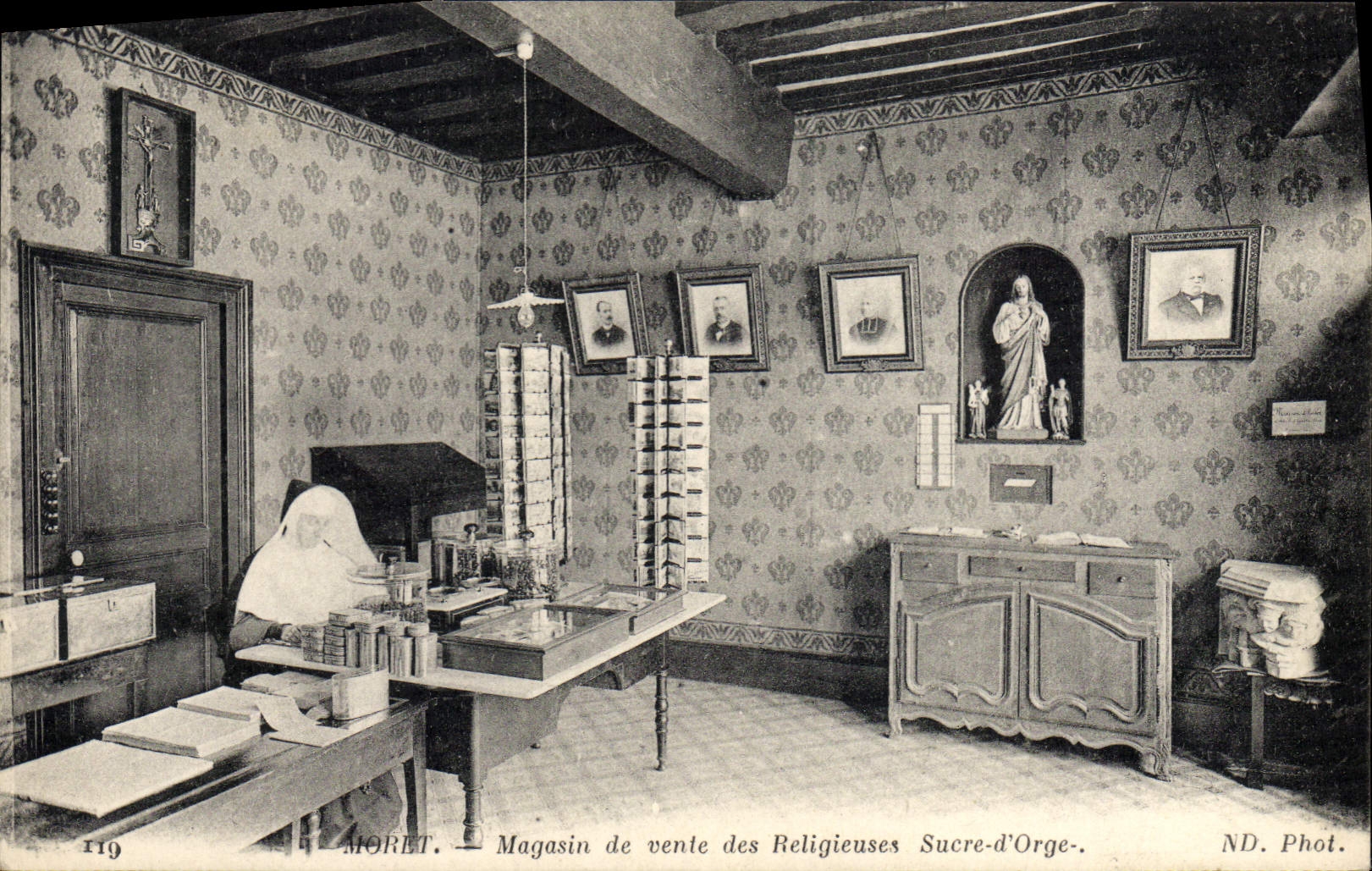 CPA Moret Magasin de vente des religieuses Sucre D'orge 