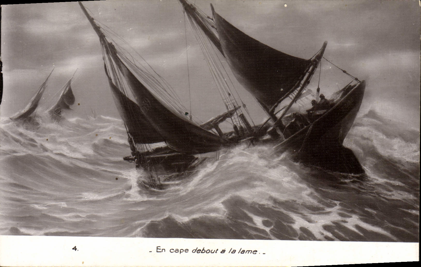 CPA Bateau Voilier En cape debout a la lame