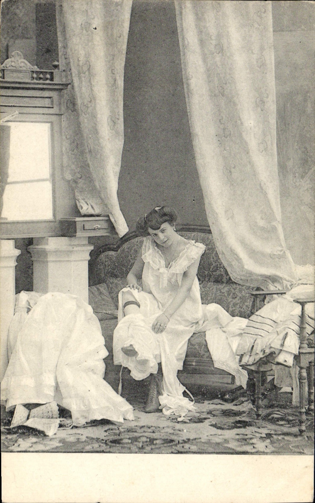 CPA Femme Nu erotique