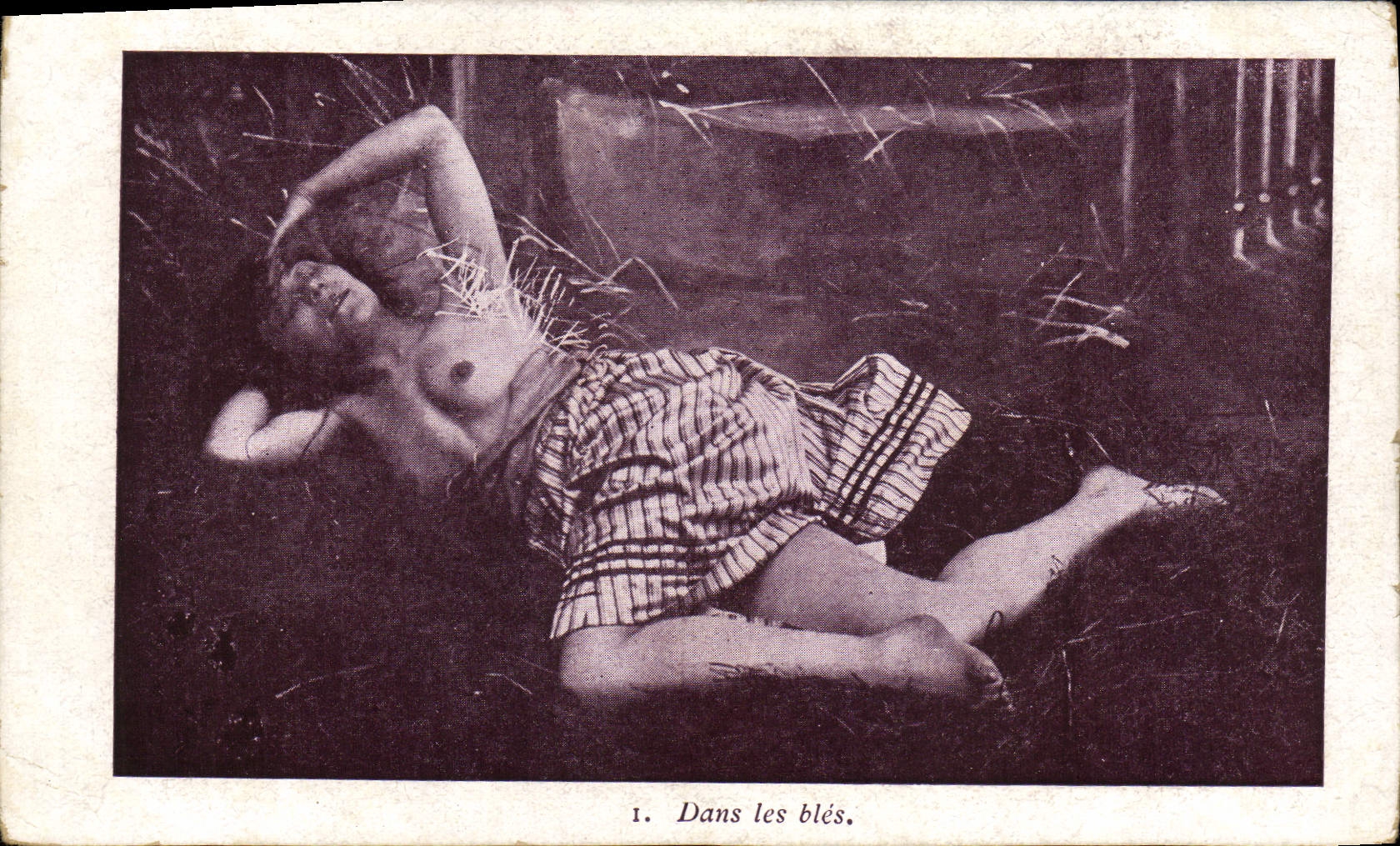 CPA Femme Nu erotique Dans les bles