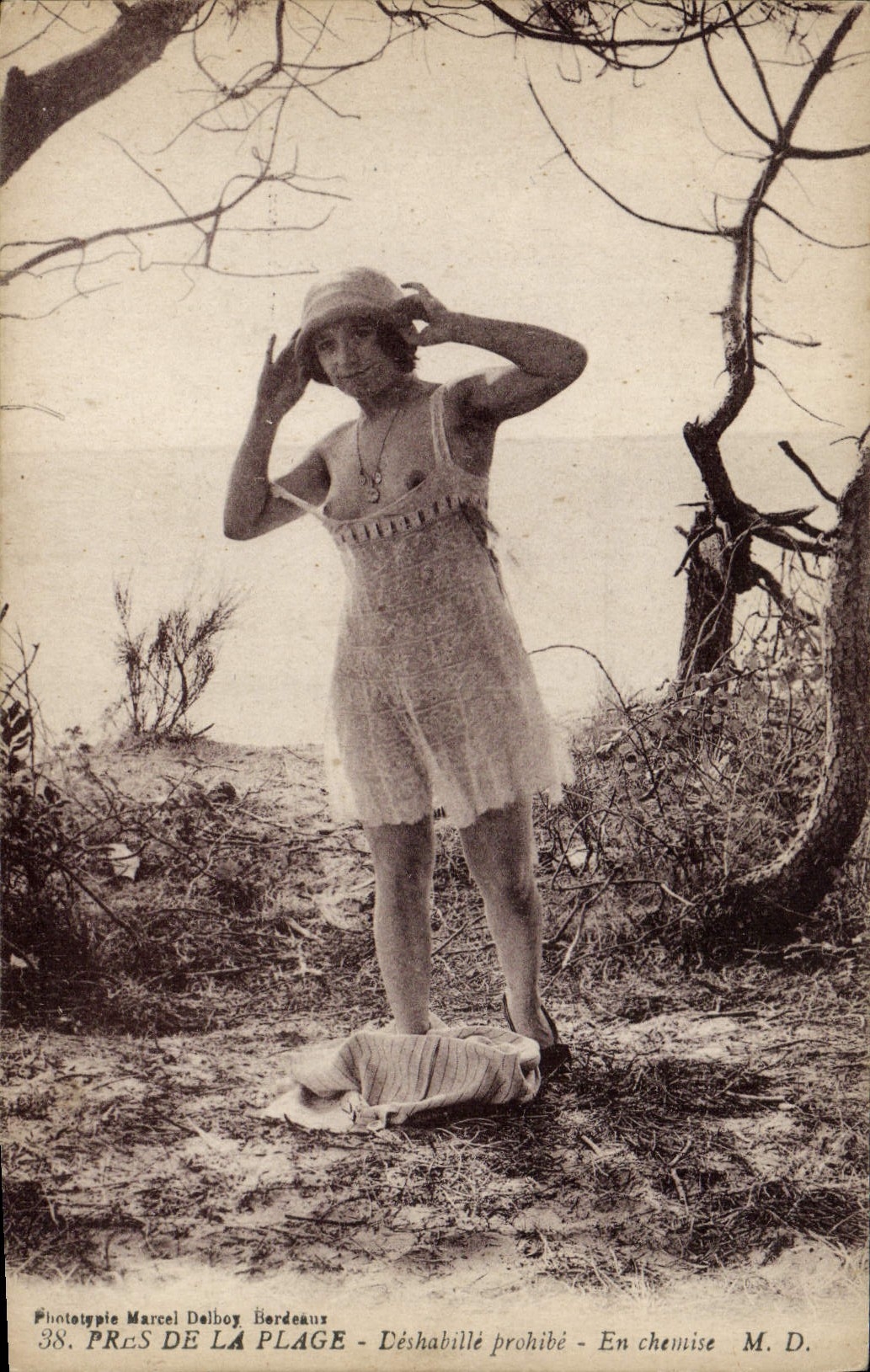 CPA Femme Nu erotique Pres de la plage Deshabille prohibe En chemise