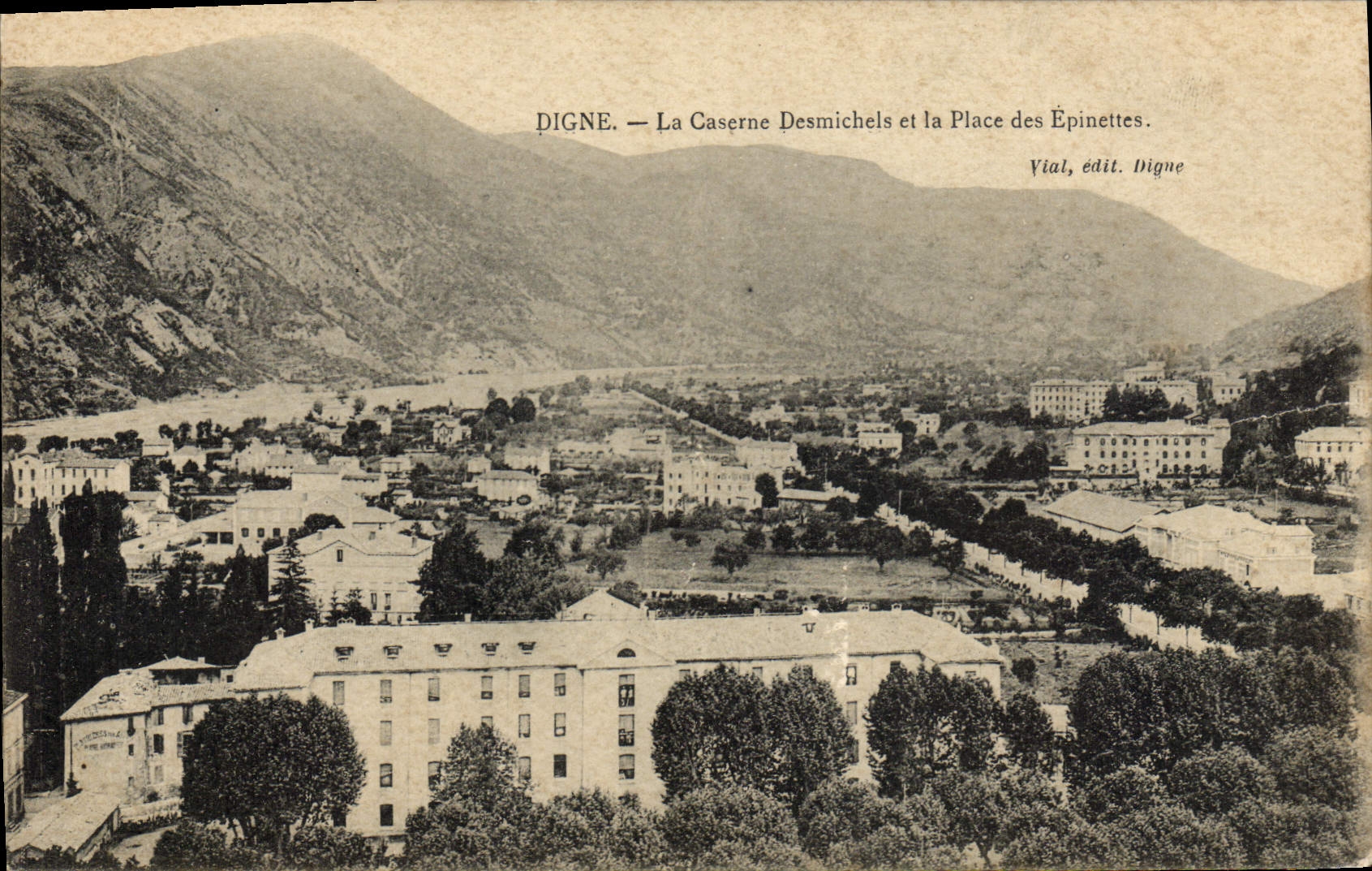 CPA Militaria Caserne Digne La caserne Desmichels et la place des Epinettes