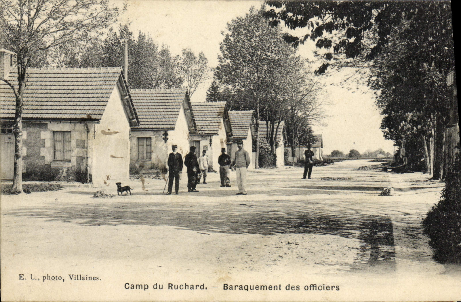 La POSTAL Militaria de la VENDIMIA acuartela el campo de los Hutments de Ruchard de los oficiales