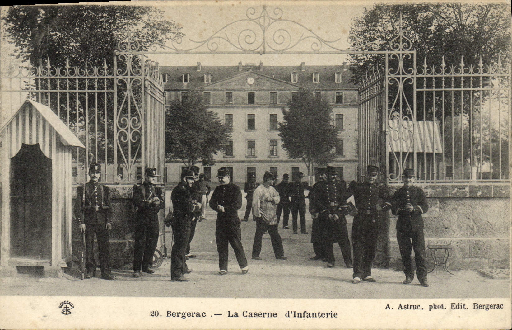 La POSTAL Militaria Bergerac de la VENDIMIA acuartela los cuarteles de la infantería