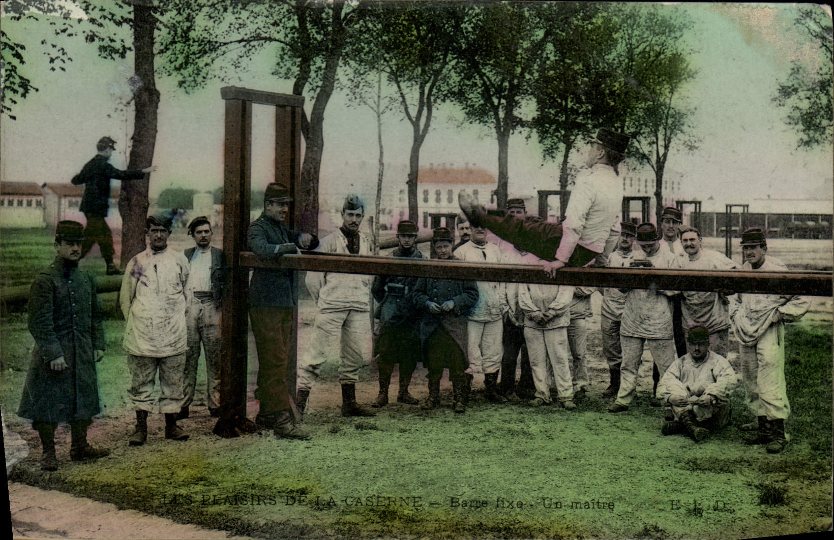 CPA Militaria Caserne Barre fixe Un maitre Gymnastique