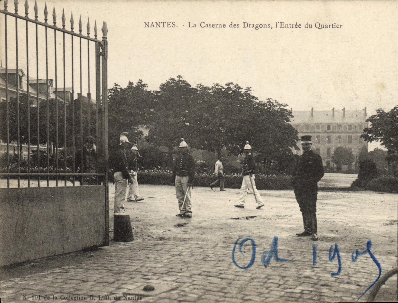 La POSTAL Militaria Nantes de la VENDIMIA acuartela los cuarteles de los dragones la entrada del districto