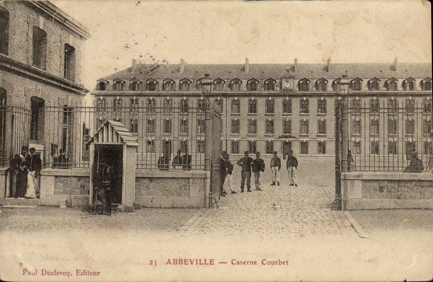 CPA Militaria Caserne Abbeville Caserne Courbet
