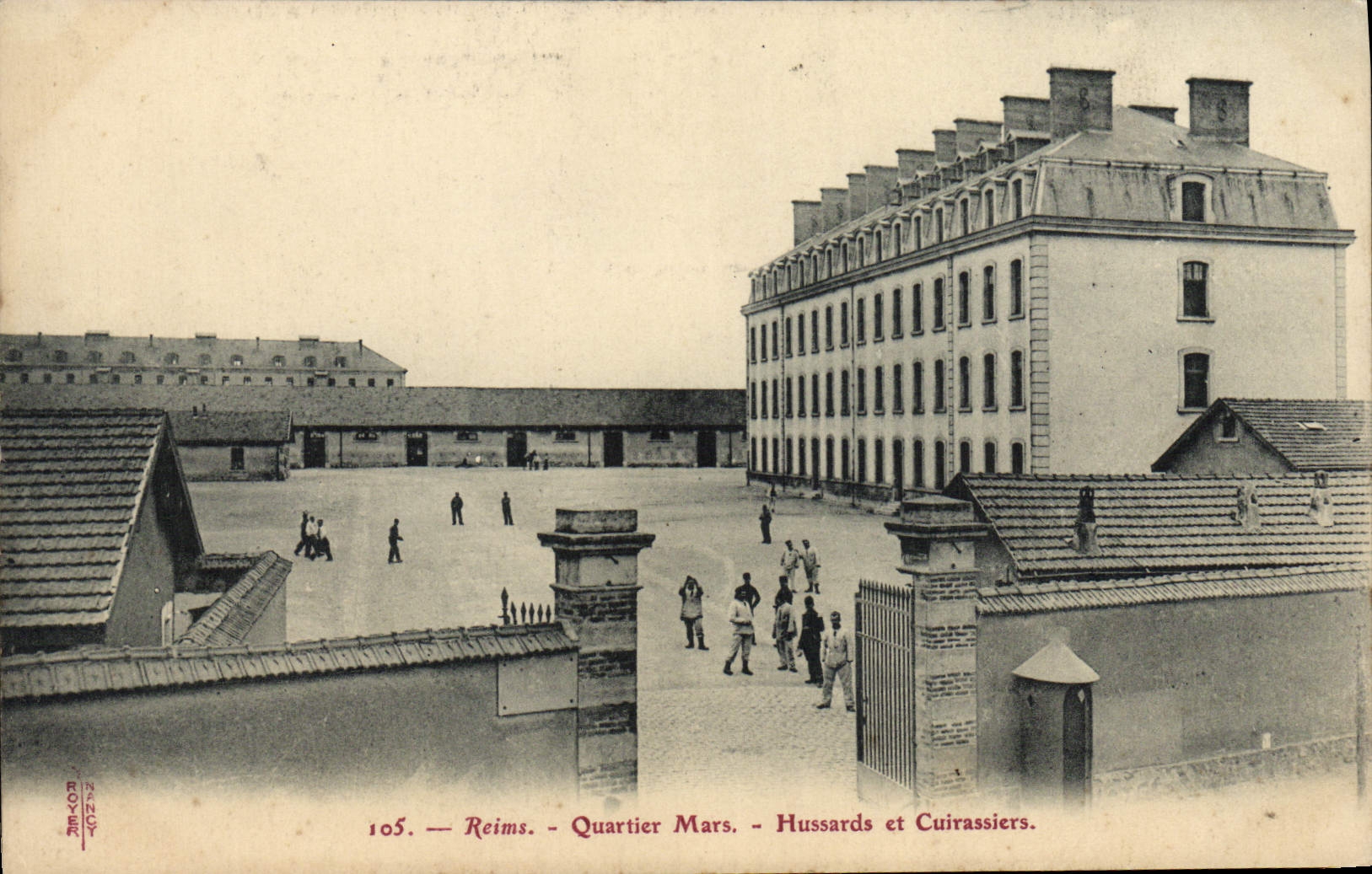 CPA Militaria Caserne Reims Quartier Mars Hussards et Cuirassiers