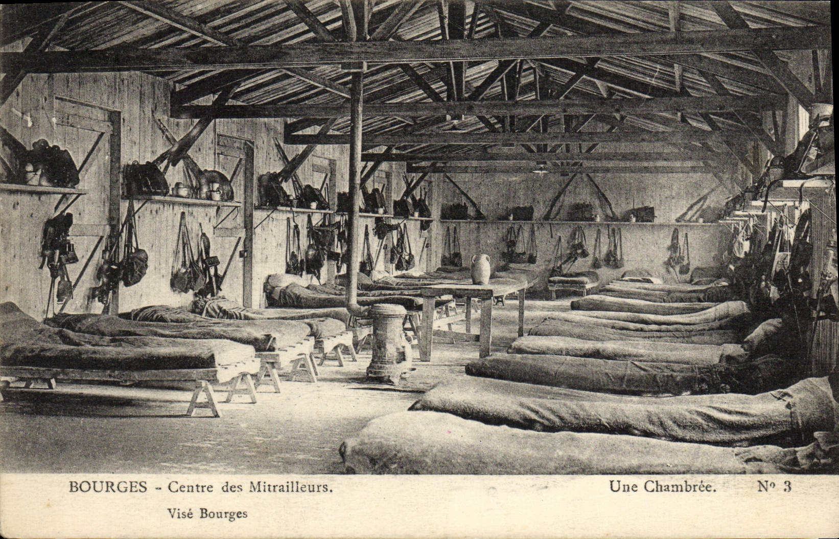 La POSTAL Militaria Caserne Bourges de la VENDIMIA centra a artilleros de máquina un cuarto del cuartel