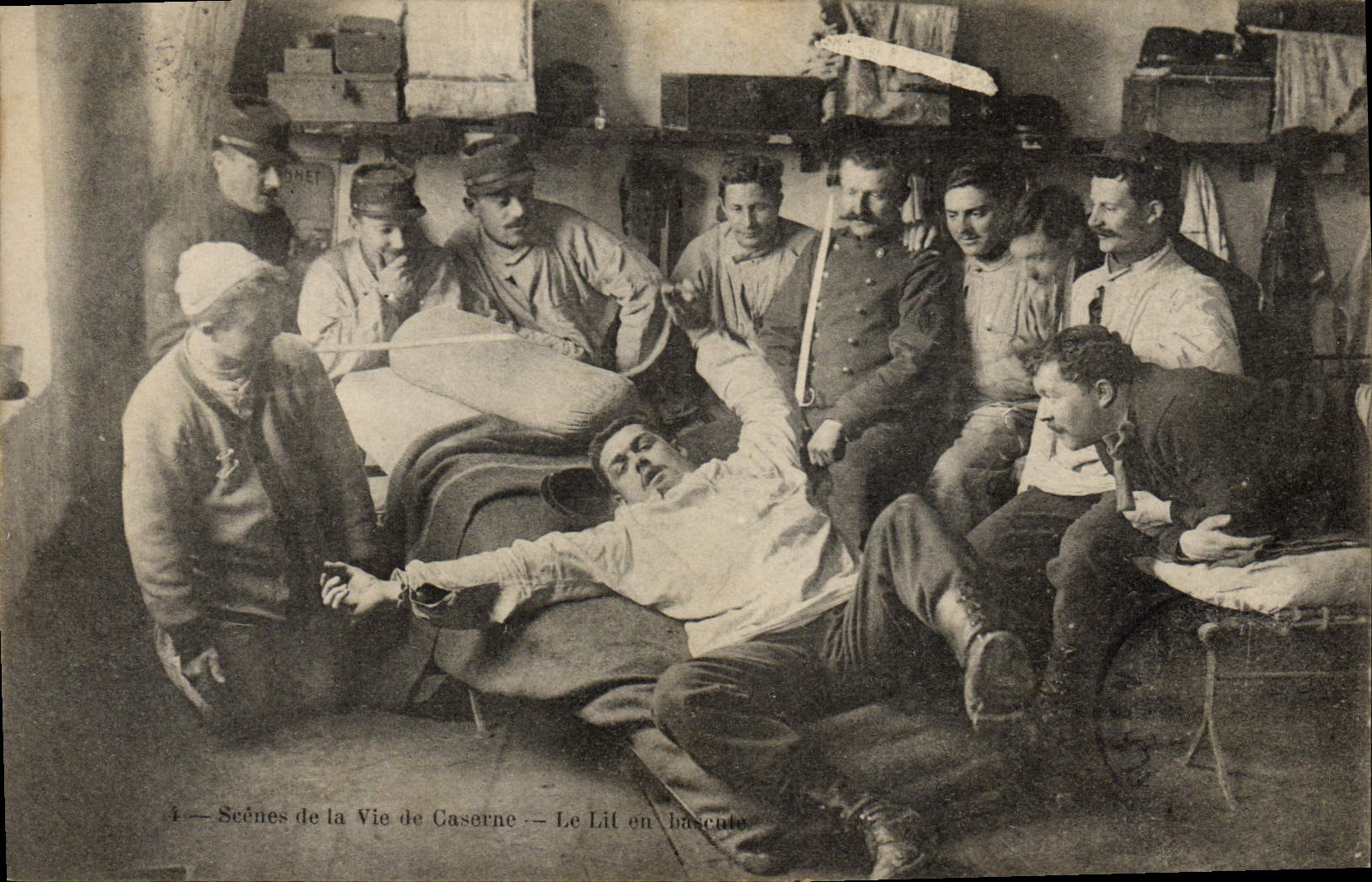 La POSTAL Militaria de la VENDIMIA acuartela la cama en eje de balancín