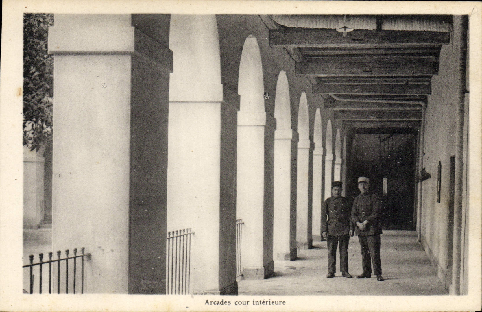 La POSTAL Militaria de la VENDIMIA acuartela la corte del interior de las arcadas