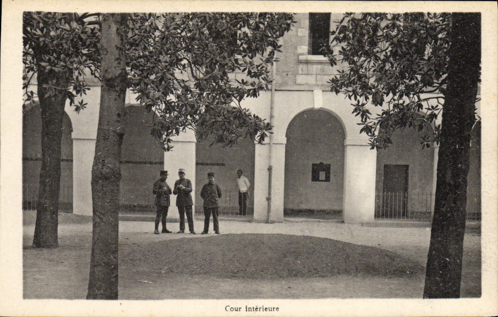 CPA Militaria Caserne Cour interieure
