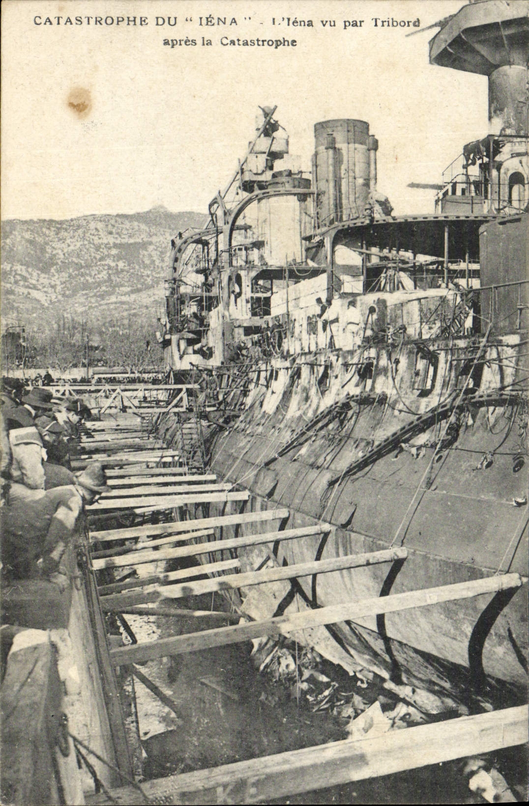 CPA Bateau de guerre Catastrophe du Iena L'Iena vu par tribord apres la catastrophe 