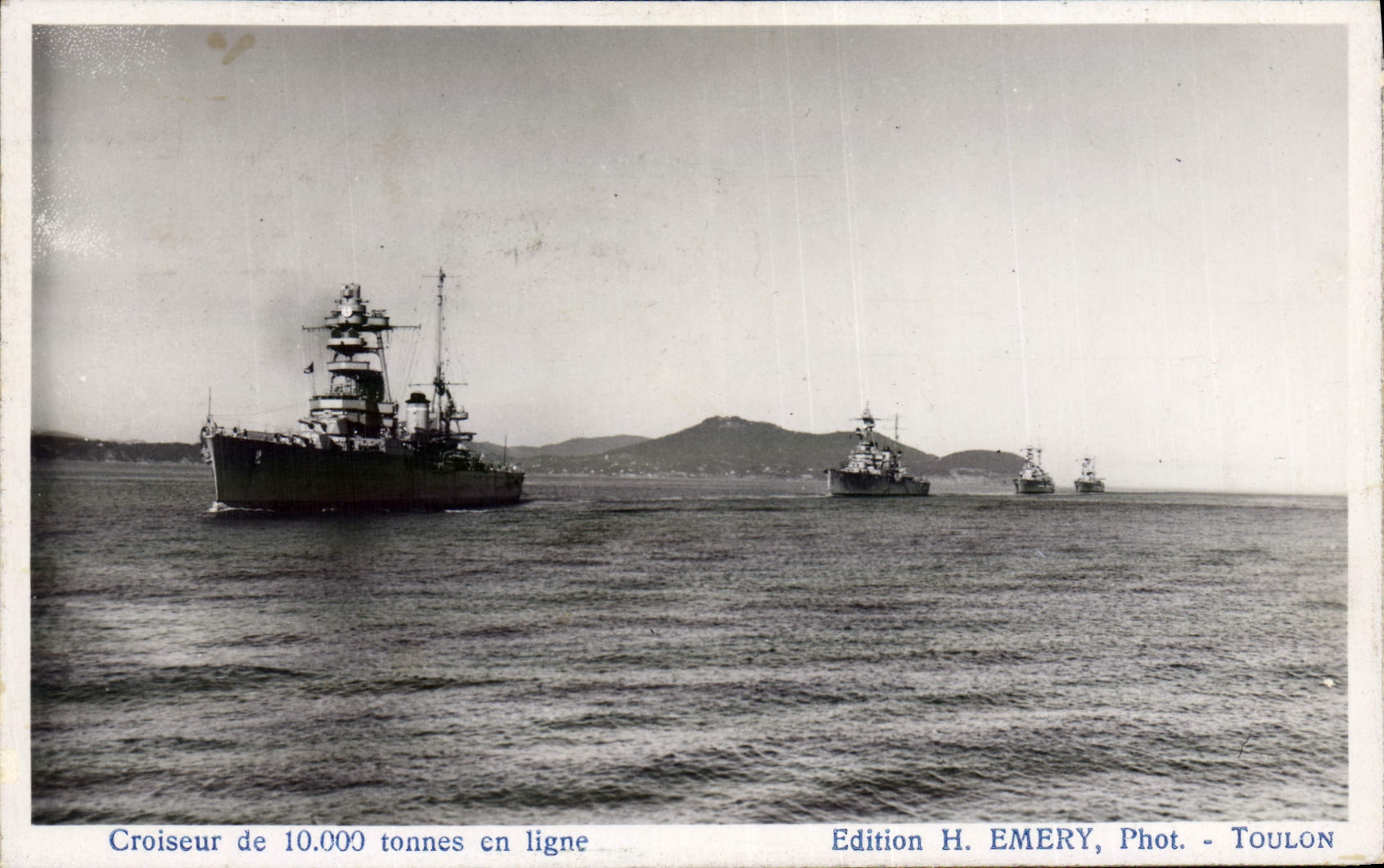 CPA Bateau de guerre Croiseur de 10 000 tonnes en ligne 