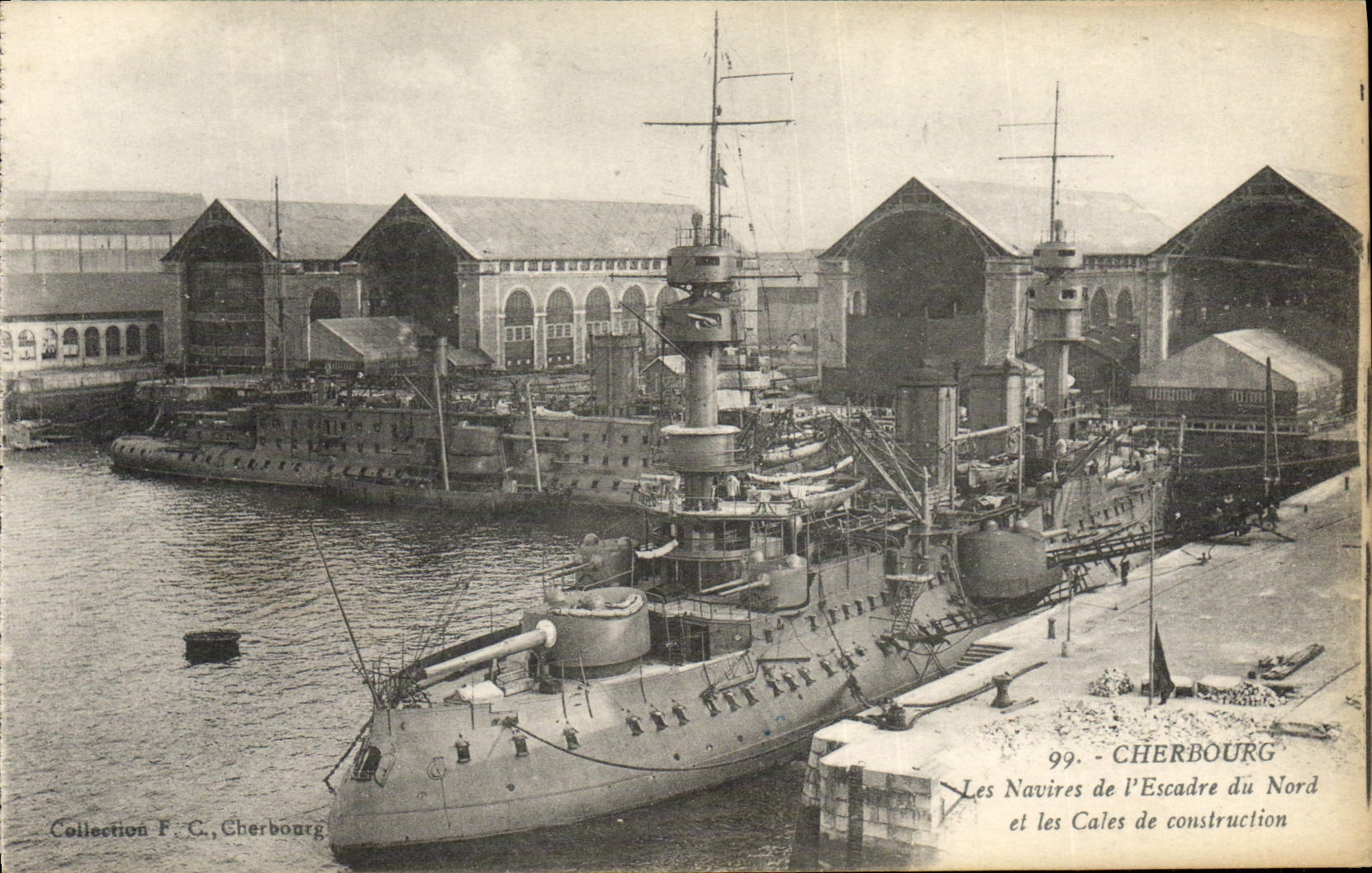 CPA Bateau de guerre Cherbourg Les navires de l'escadre du Nord et les cales en construction