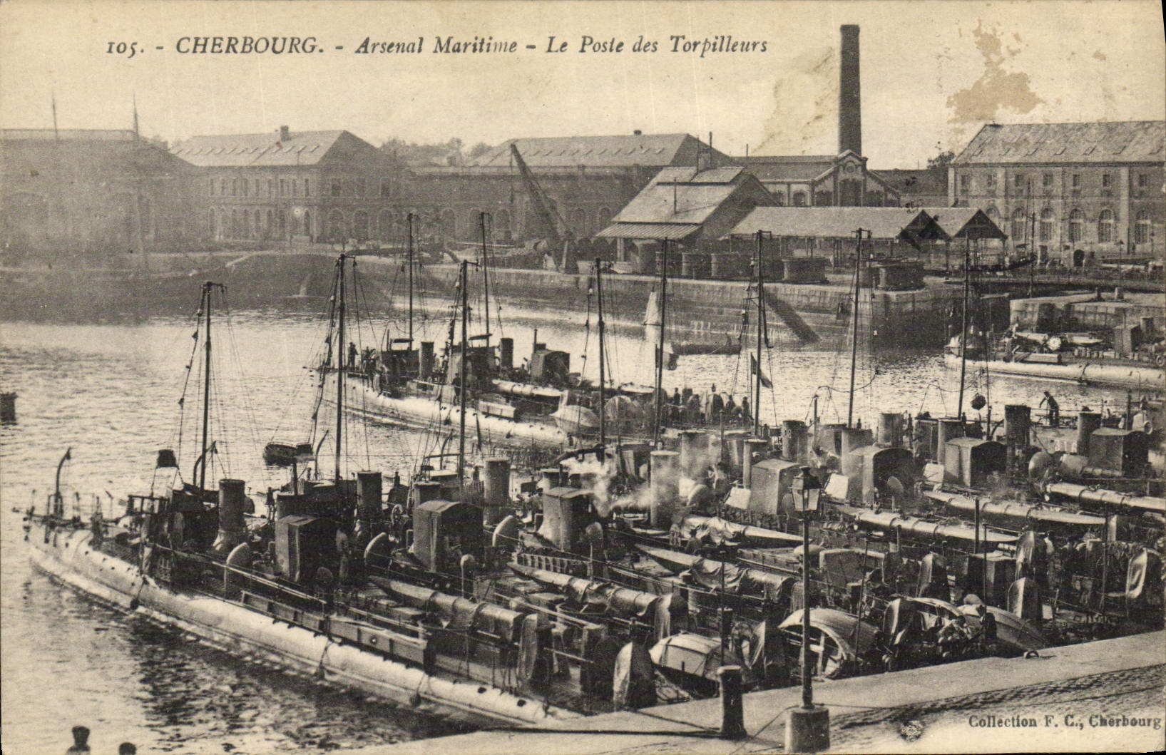 CPA Bateau de guerre Cherbourg Arsenal militaire Le poste des torpilleurs 