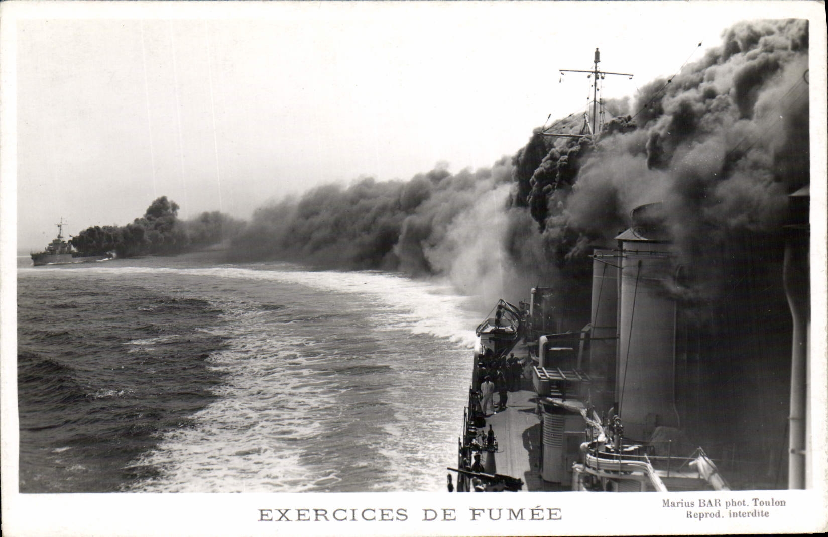 VINTAGE POSTCARD Warship Exercices of smokes
