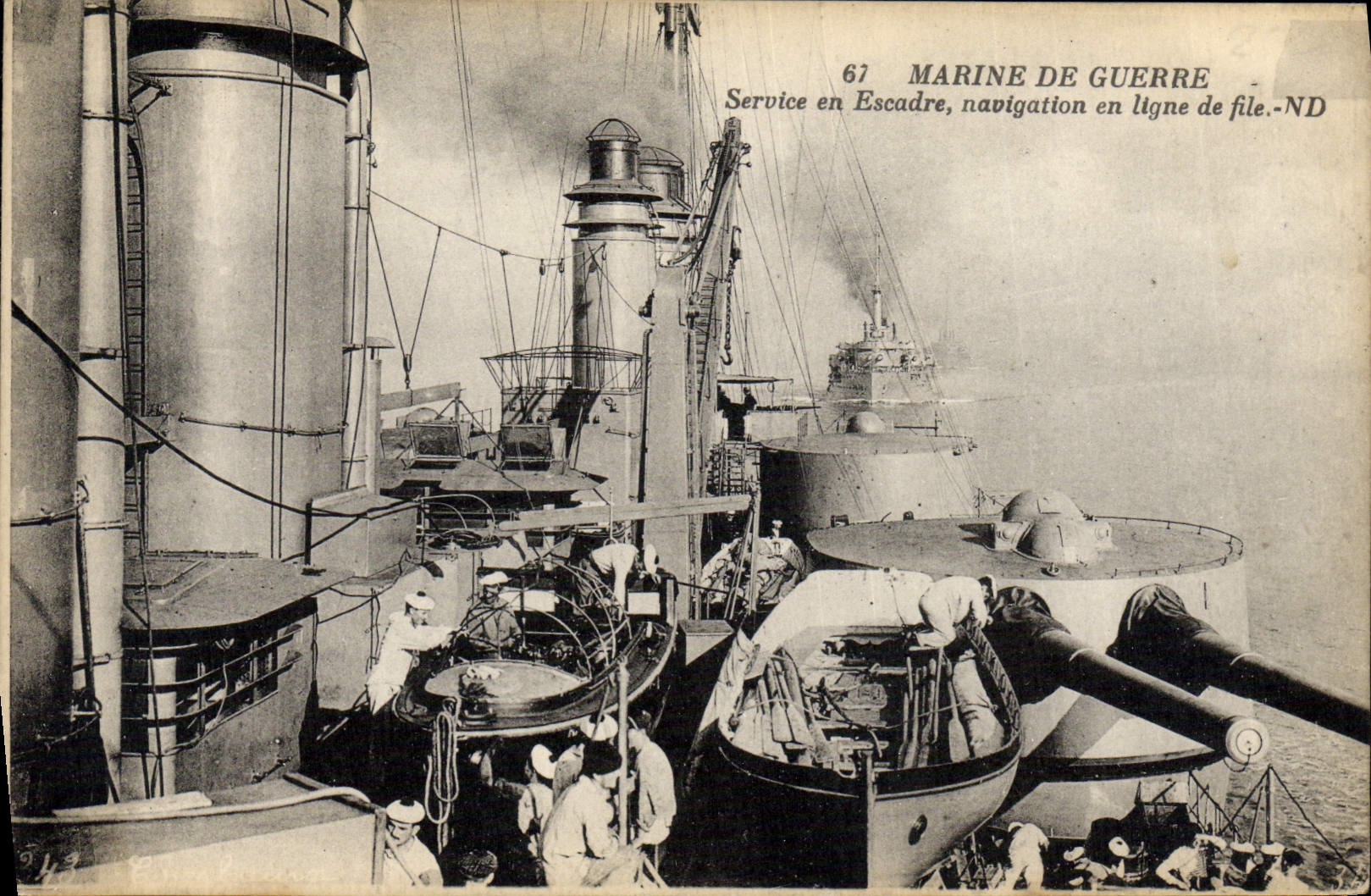 CPA Bateau de guerre Service en escadre navigation en ligne de file