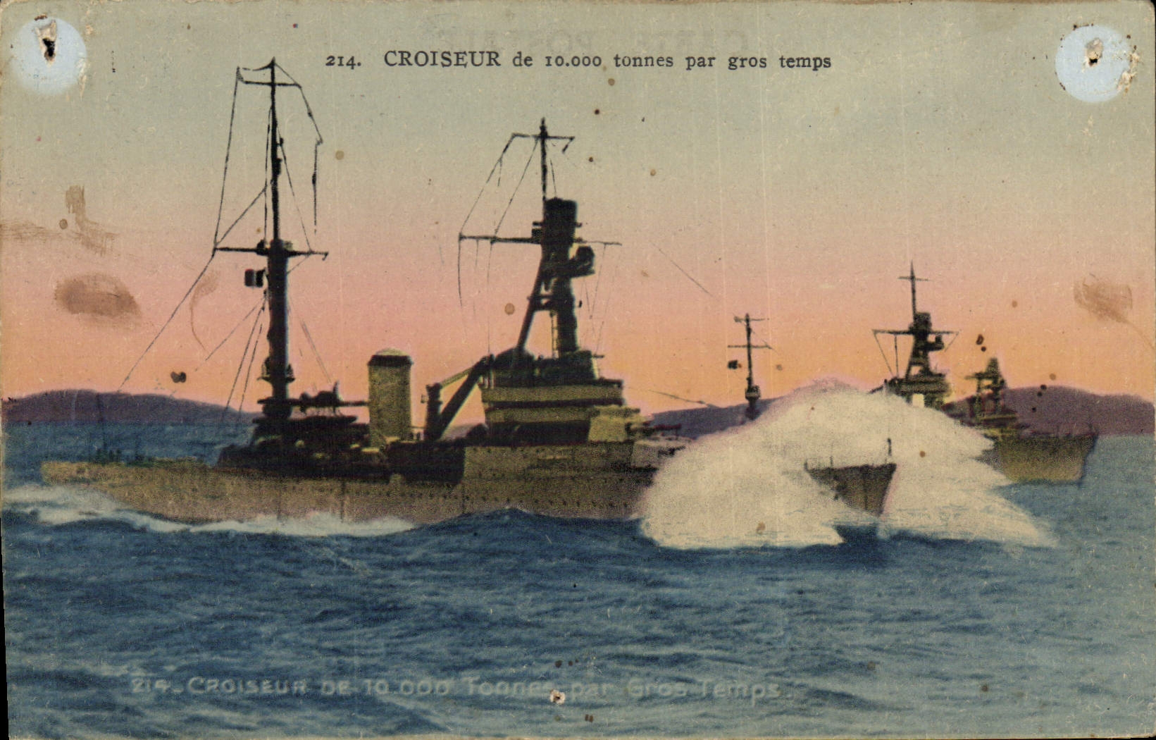 CPA Bateau de guerre Croiseur de 10 000 tonnes par gros temps 