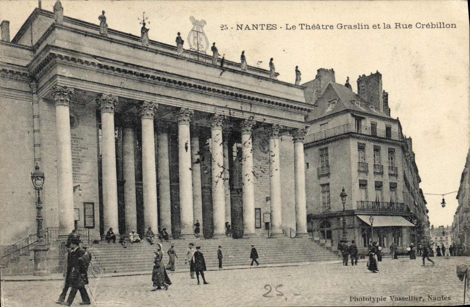 CPA Nantes Le Theatre Graslin et la rue Crebillon 