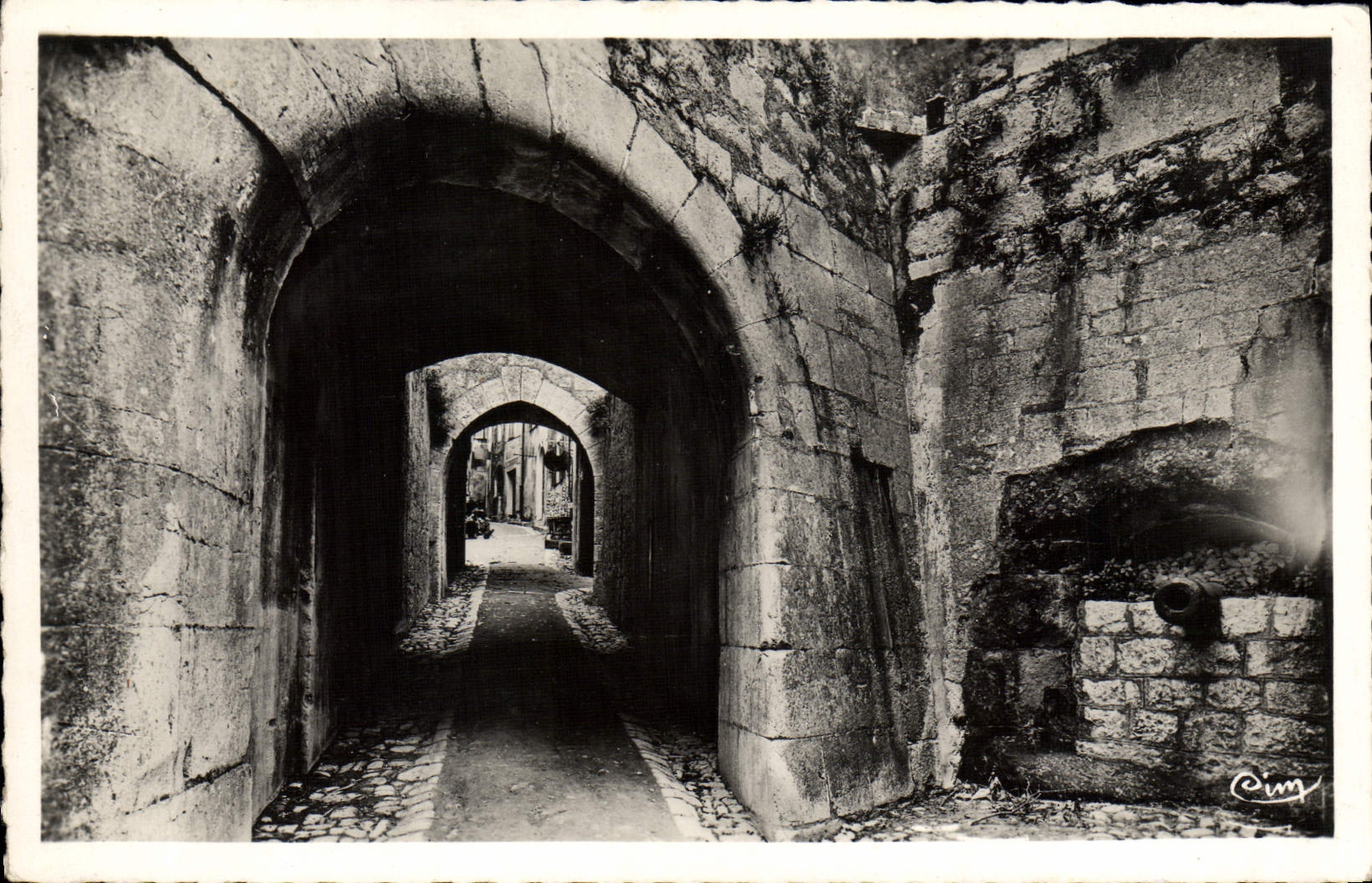 VINTAGE POSTCARD Saint Paul Its walls its church its Entered fountain of the village