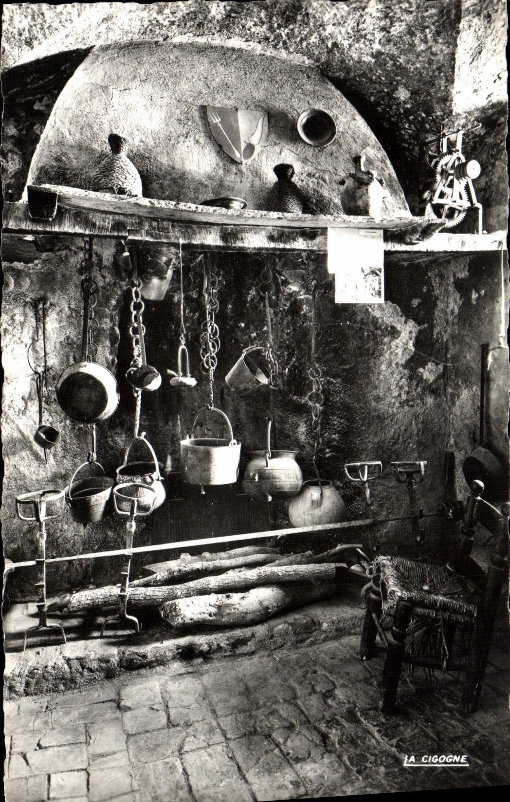 POSTAL MODERNA aldea de Roquebrune la cocina del castillo